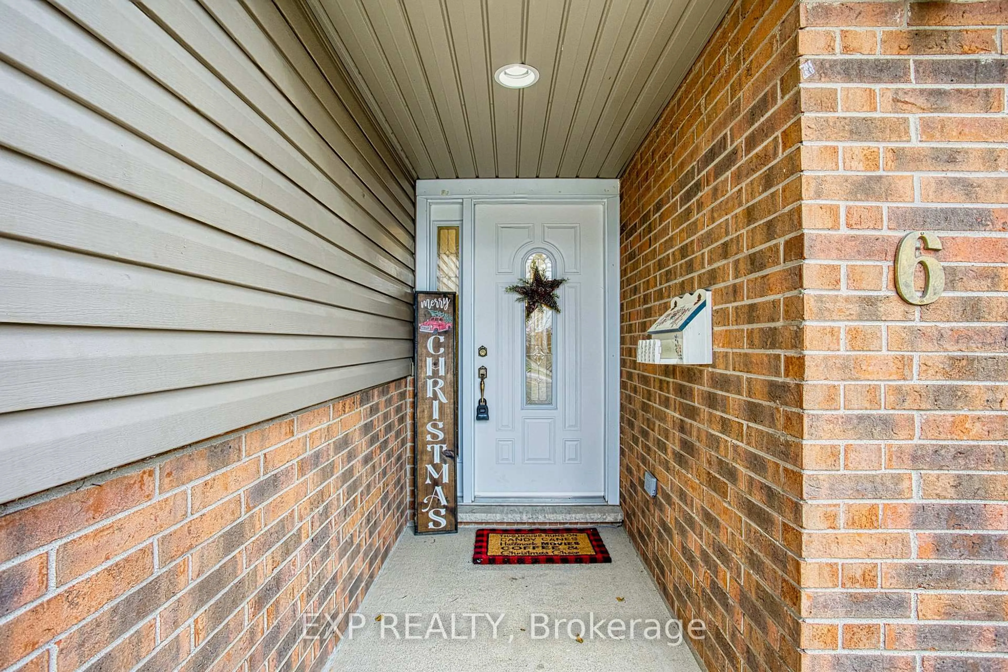 Indoor entryway for 6 Jolie Crt, St. Catharines Ontario L2M 6V6