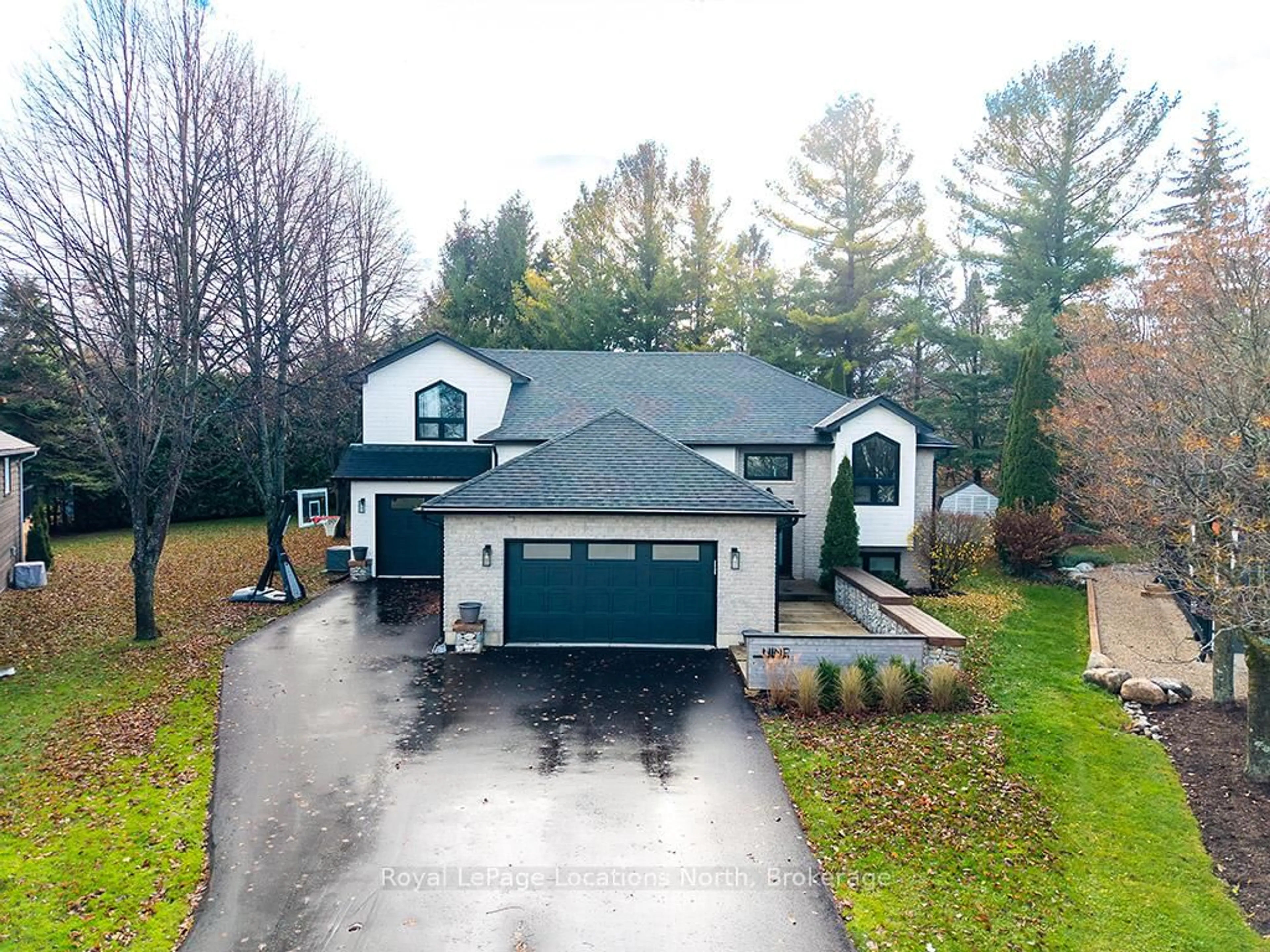 A pic from outside/outdoor area/front of a property/back of a property/a pic from drone, street for 9 Shirley Crt, Blue Mountains Ontario N0H 2P0
