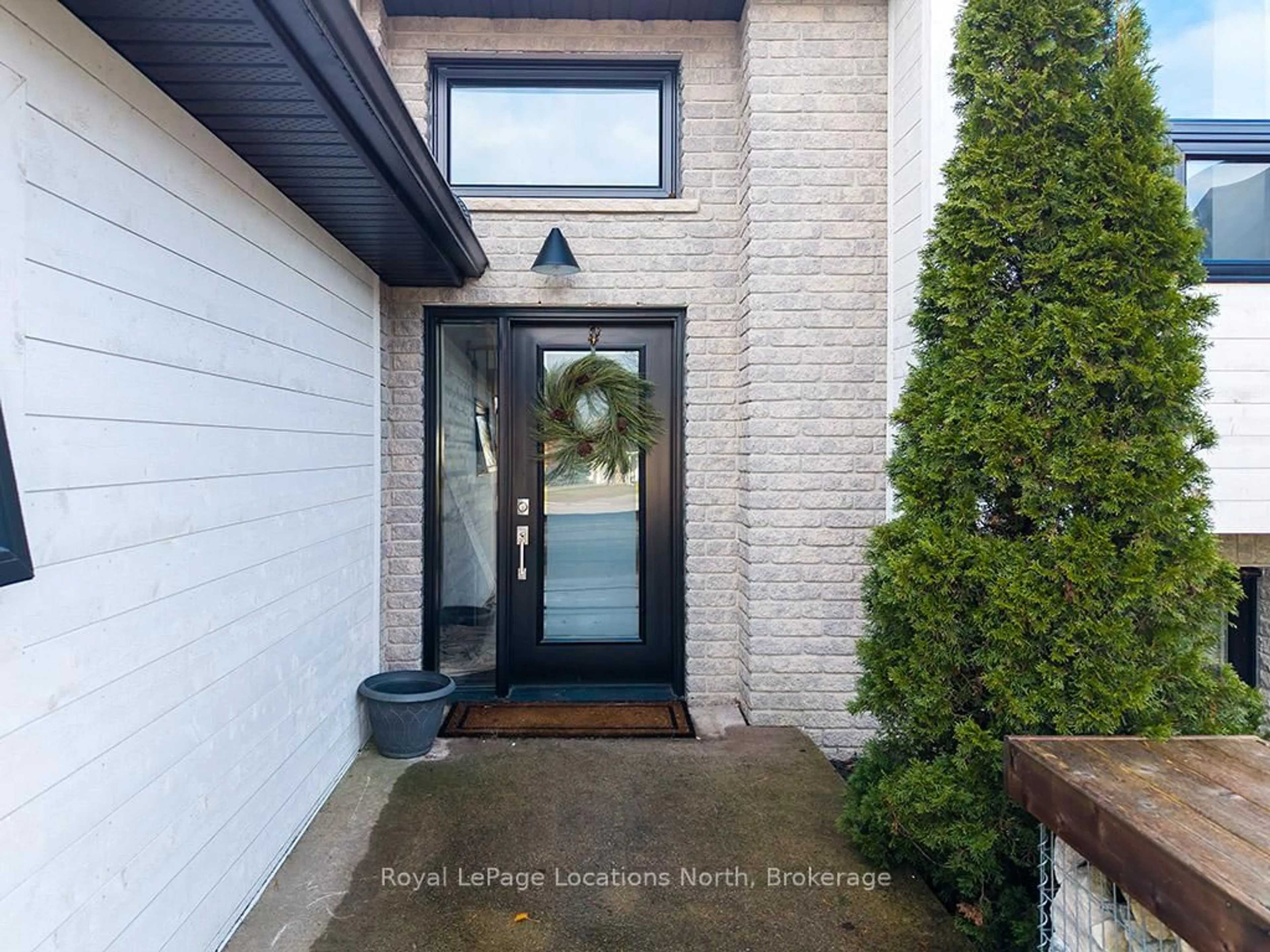 Indoor entryway for 9 Shirley Crt, Blue Mountains Ontario N0H 2P0