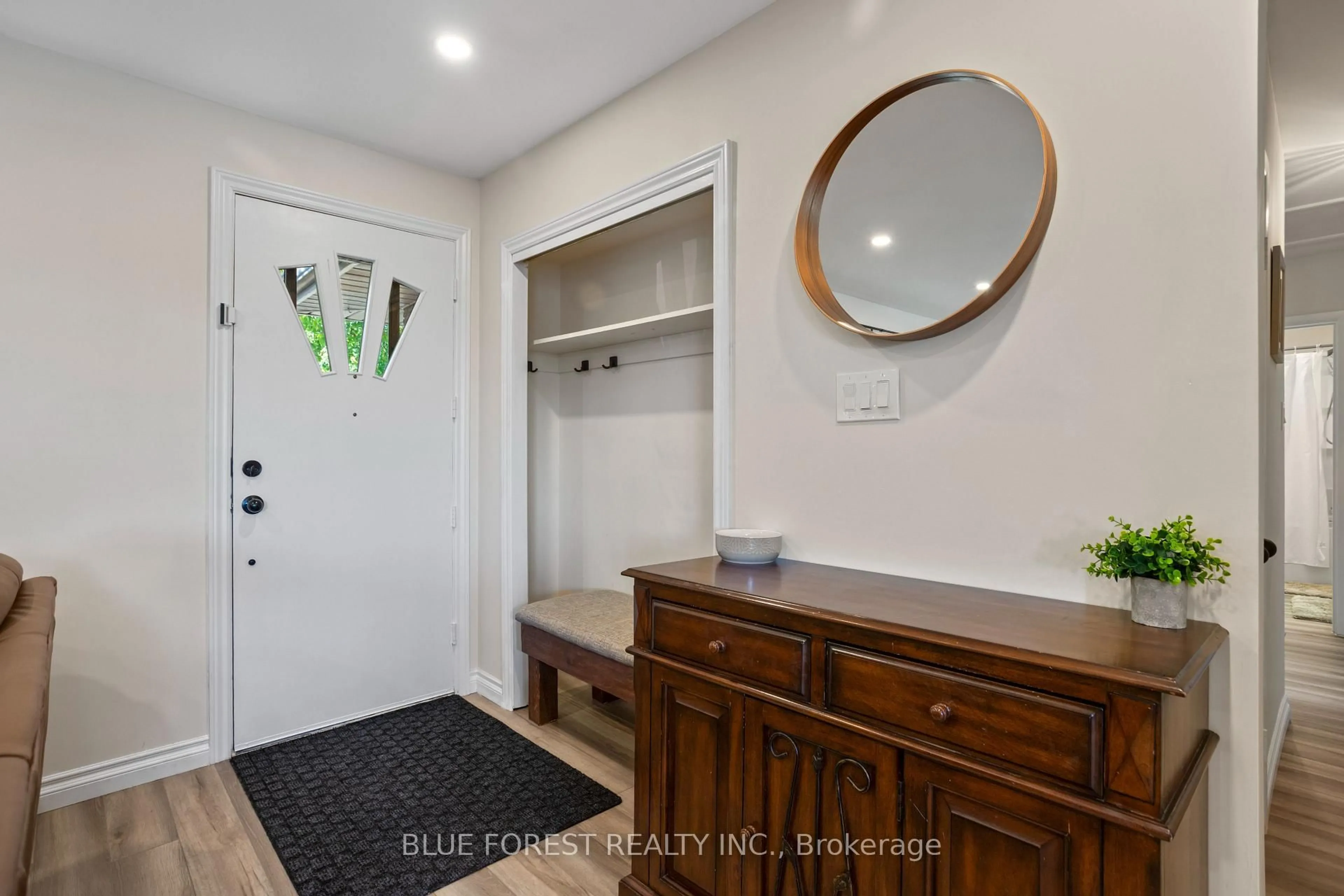 Indoor entryway for 2 The Birches Pl, London South Ontario N5Z 4G2