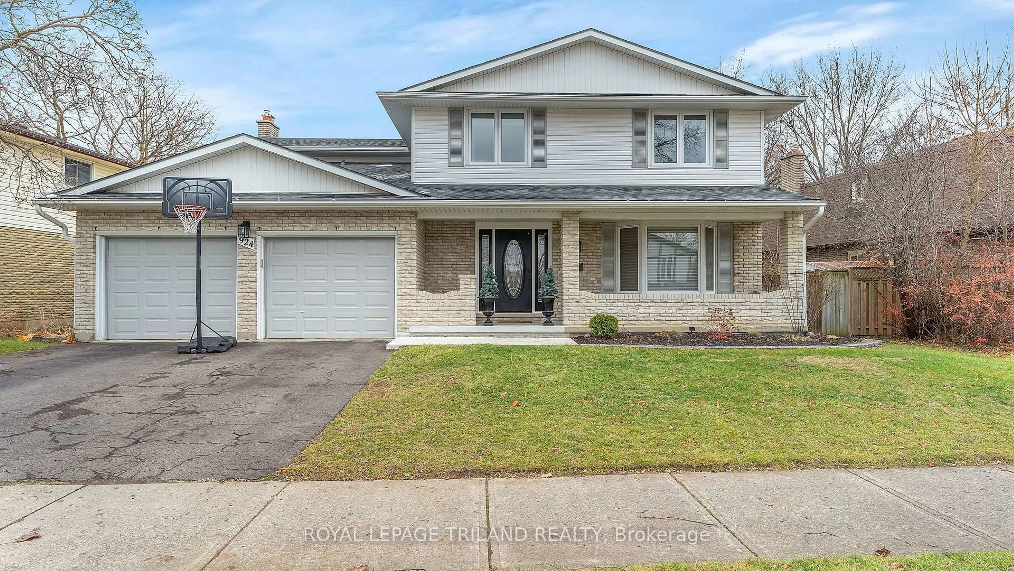 Home with vinyl exterior material, street for 924 Farnham Rd, London South Ontario N6K 1S1
