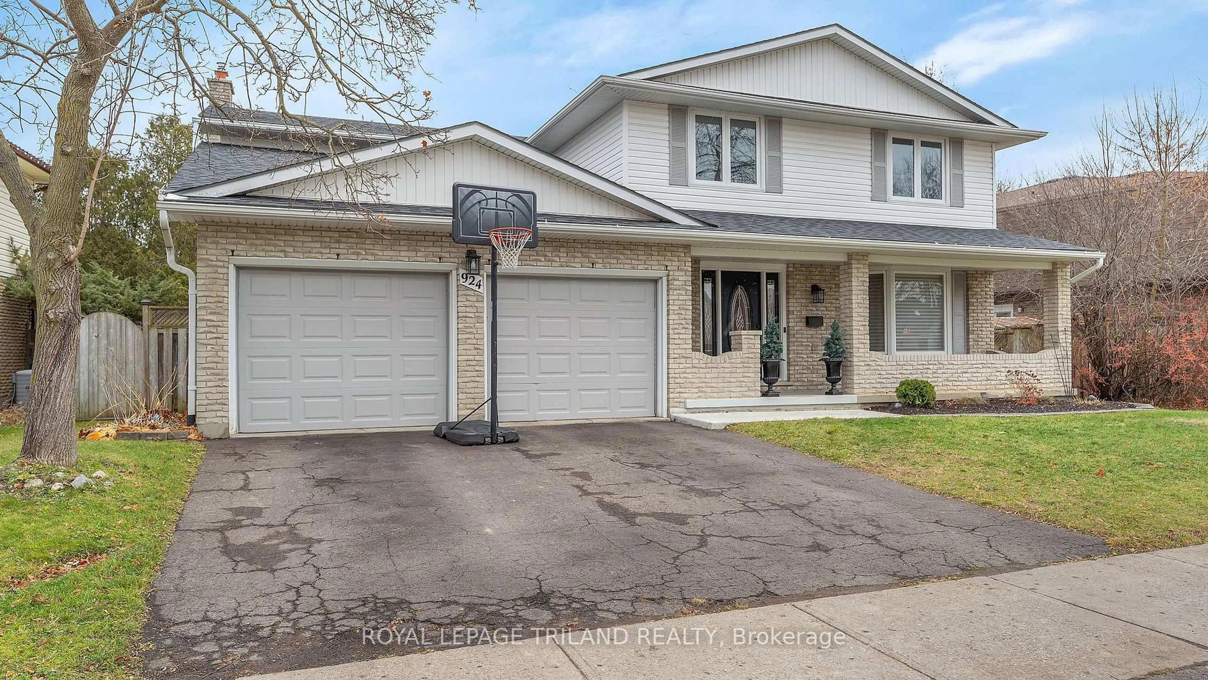 Home with vinyl exterior material, street for 924 Farnham Rd, London South Ontario N6K 1S1