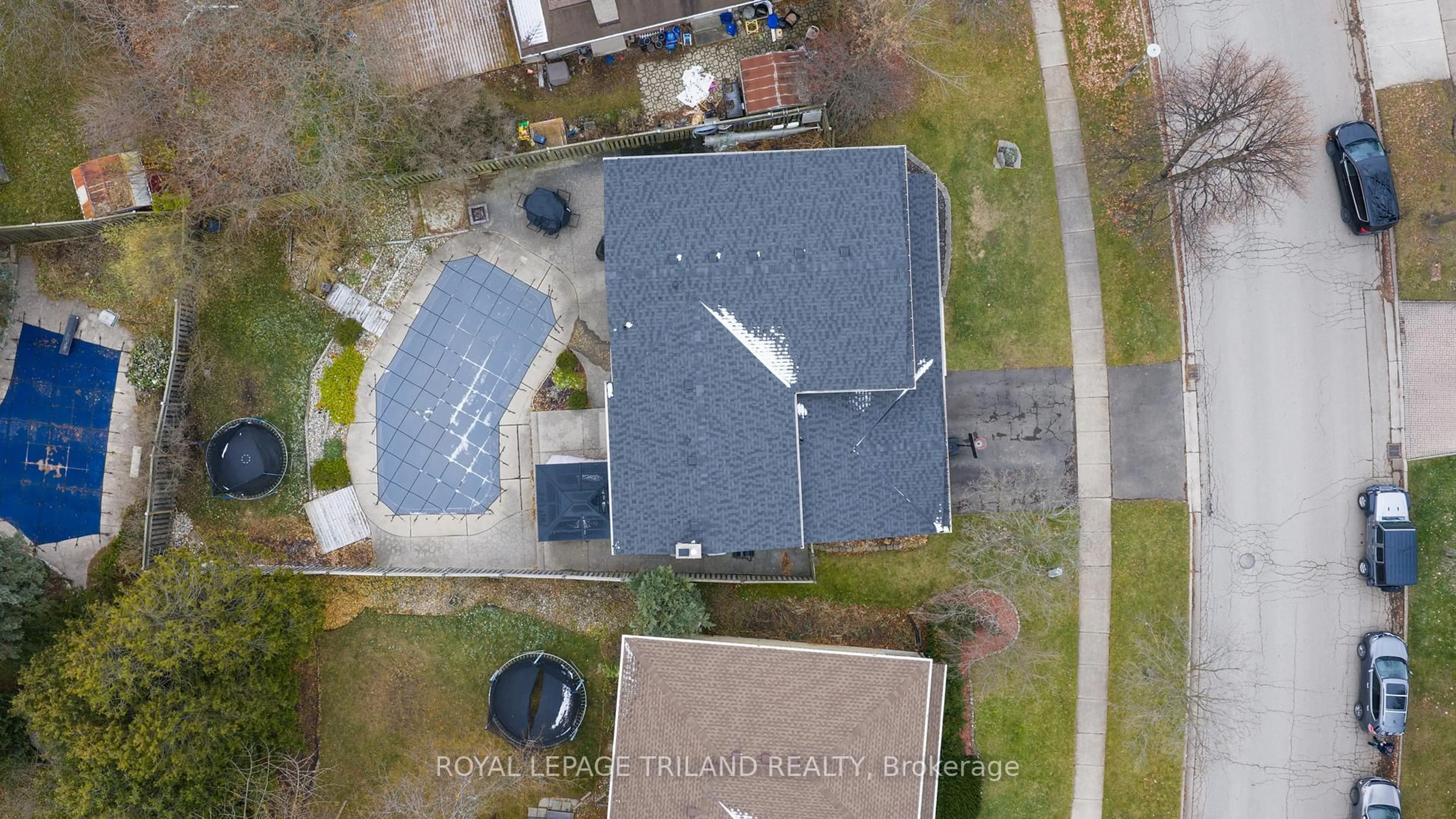 A pic from outside/outdoor area/front of a property/back of a property/a pic from drone, building for 924 Farnham Rd, London South Ontario N6K 1S1