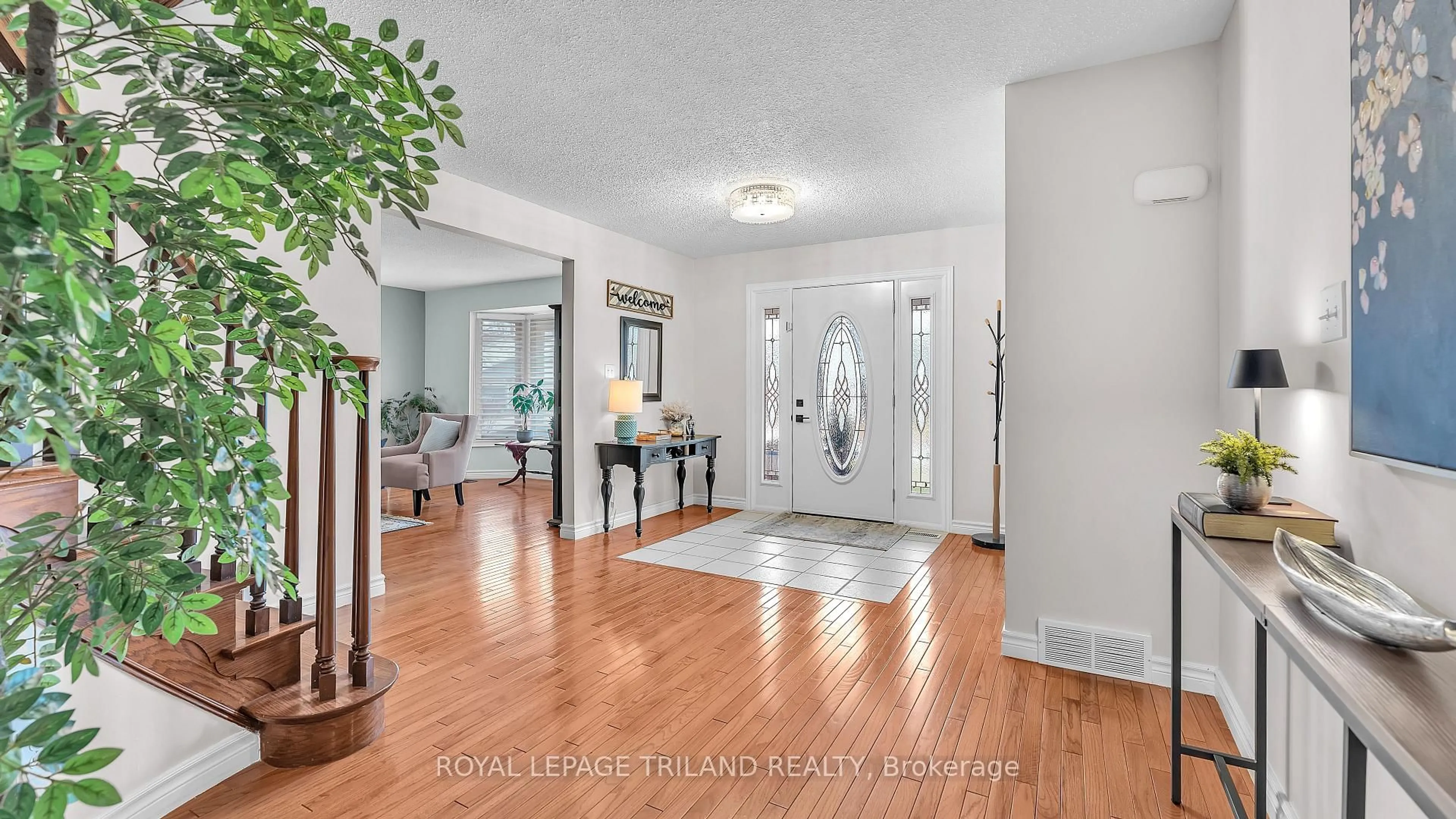 Indoor entryway for 924 Farnham Rd, London South Ontario N6K 1S1