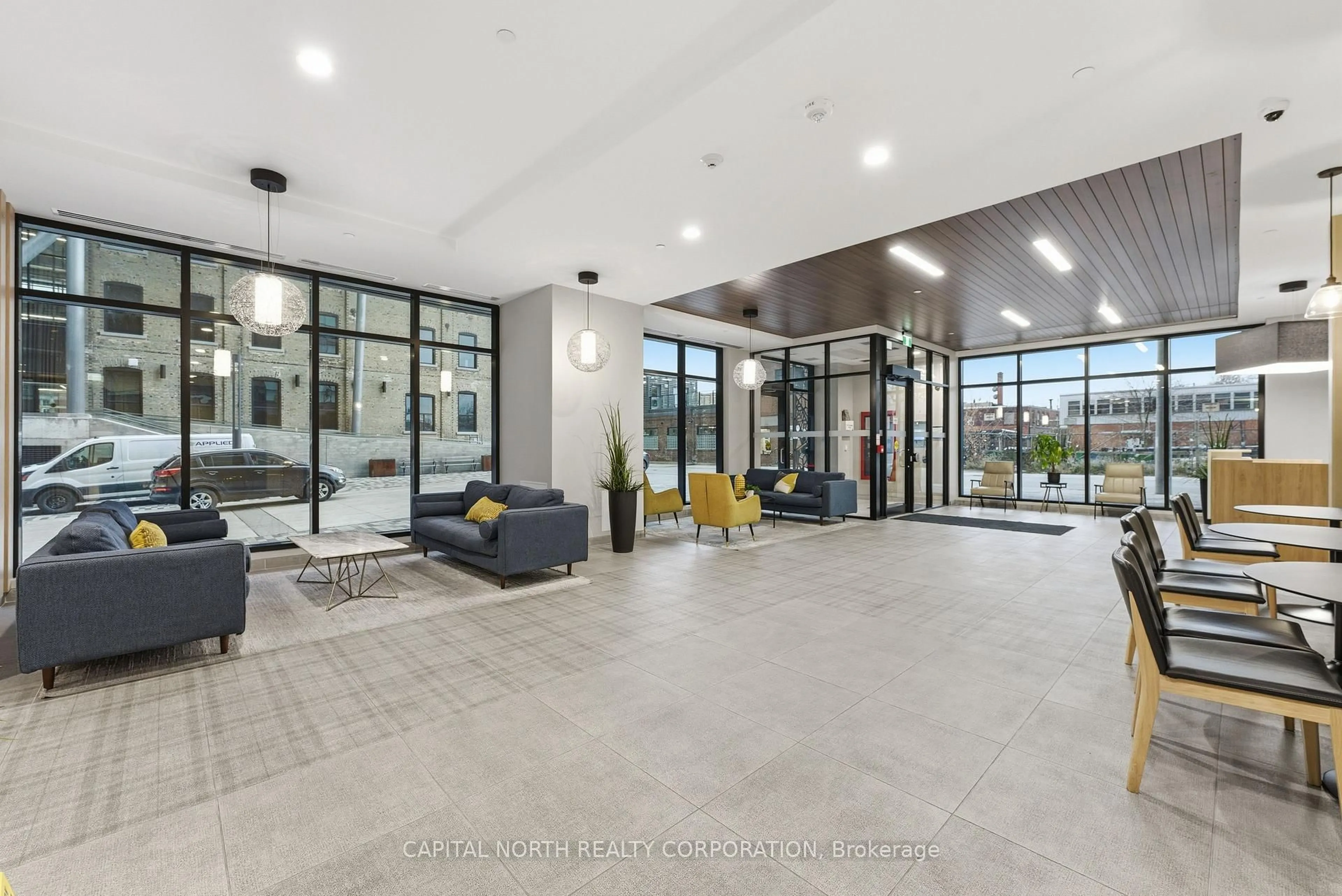 Indoor foyer for 108 Garment St #812, Kitchener Ontario N2G 0E2