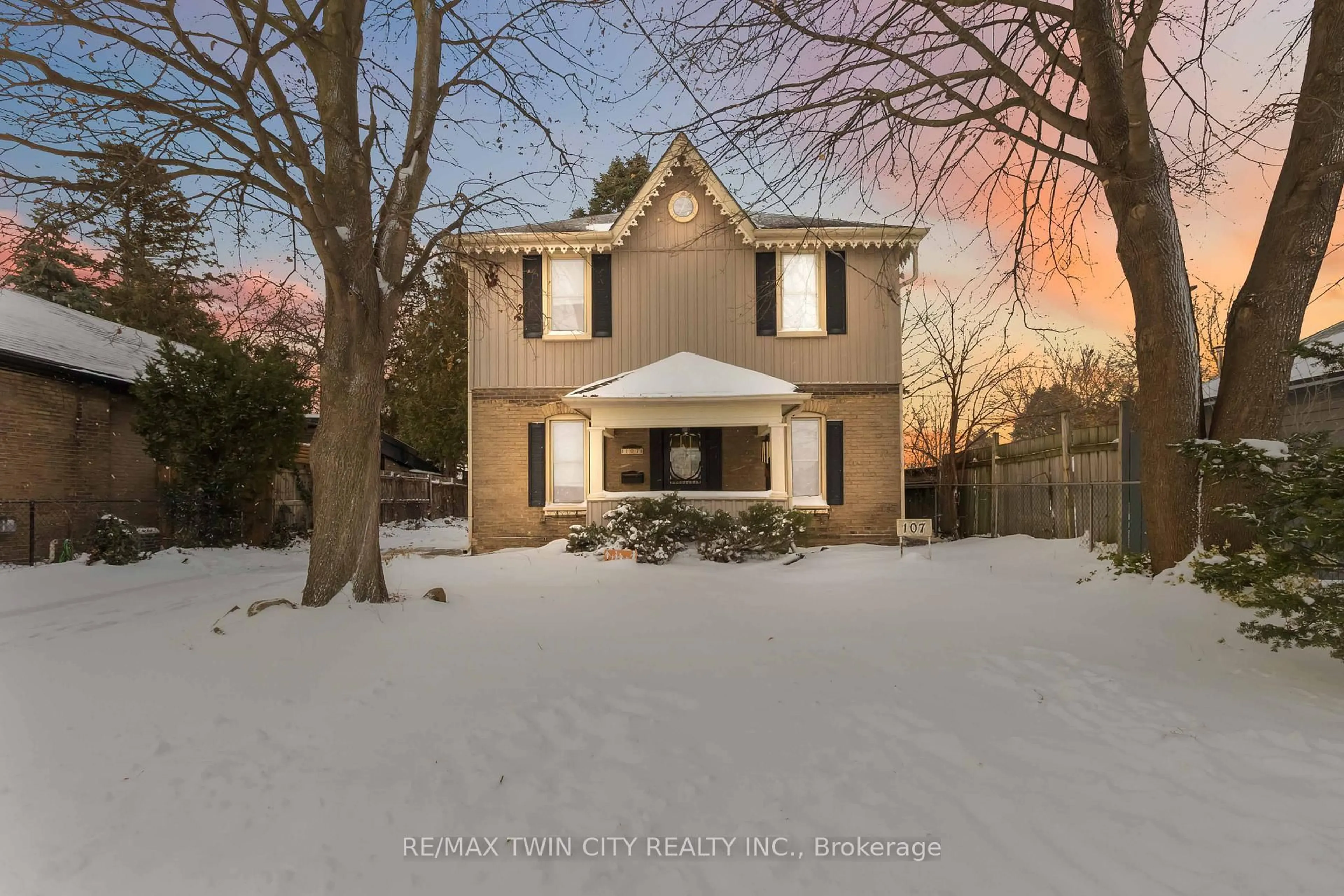 A pic from outside/outdoor area/front of a property/back of a property/a pic from drone, street for 107 Grand St, Brantford Ontario N3R 4B5