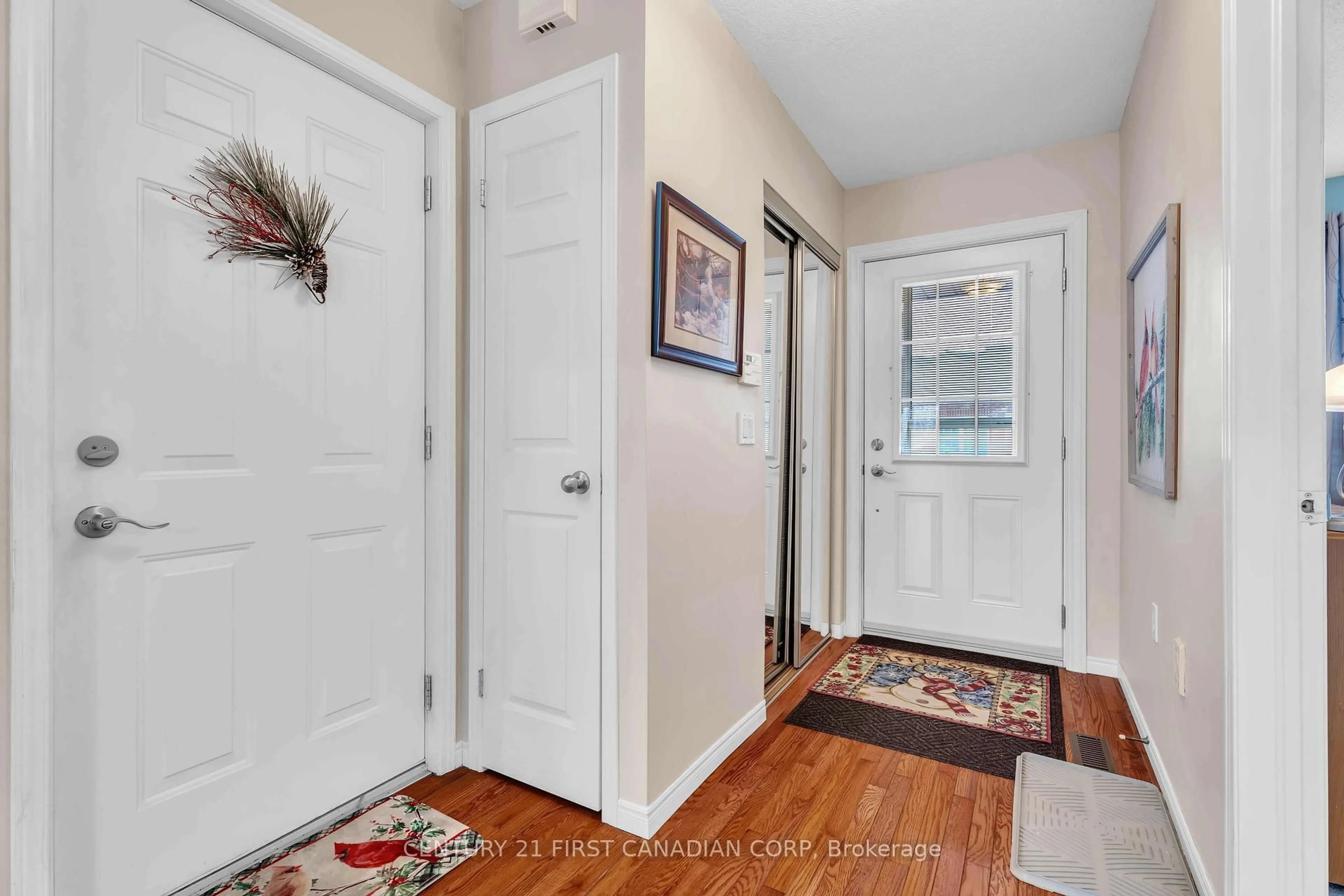 Indoor entryway for 80 Centre St #7, London South Ontario N6J 1T5