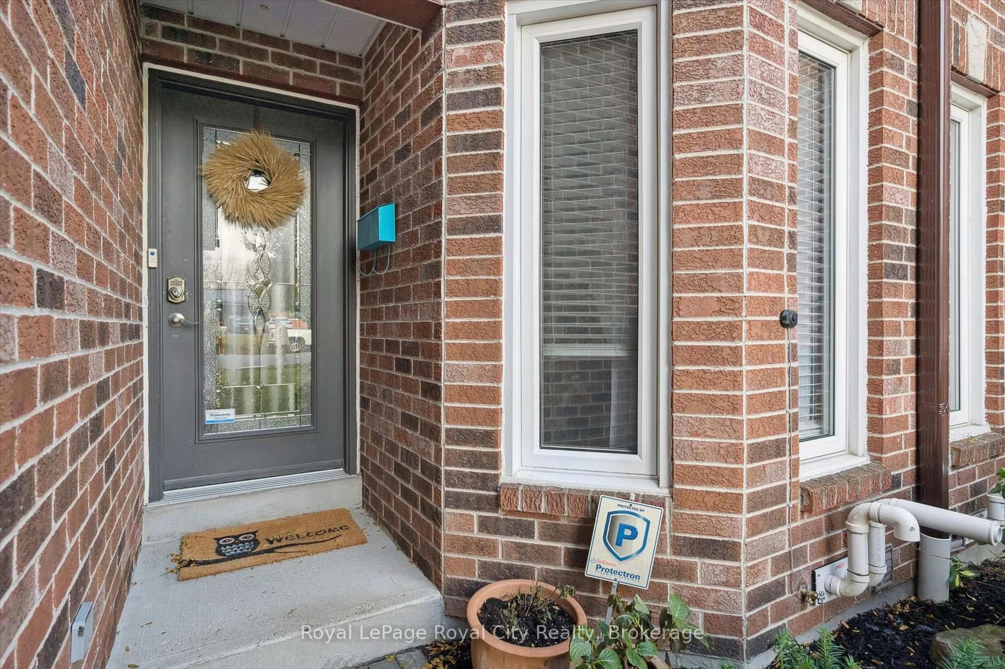 Indoor entryway for 21 Marilyn Dr, Guelph Ontario N1H 1G9