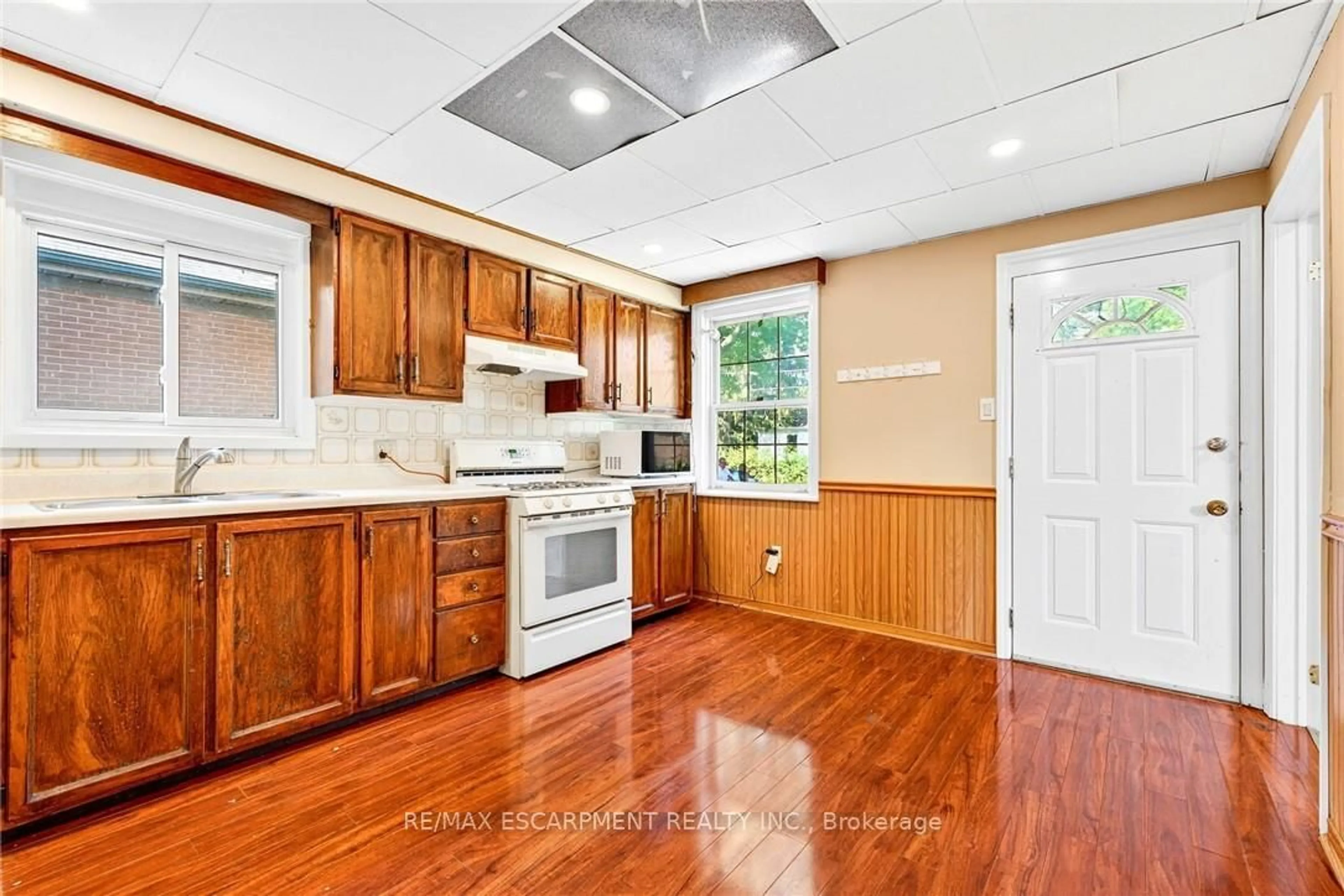 Standard kitchen, unknown for 111 Leland St, Hamilton Ontario L8S 3A3