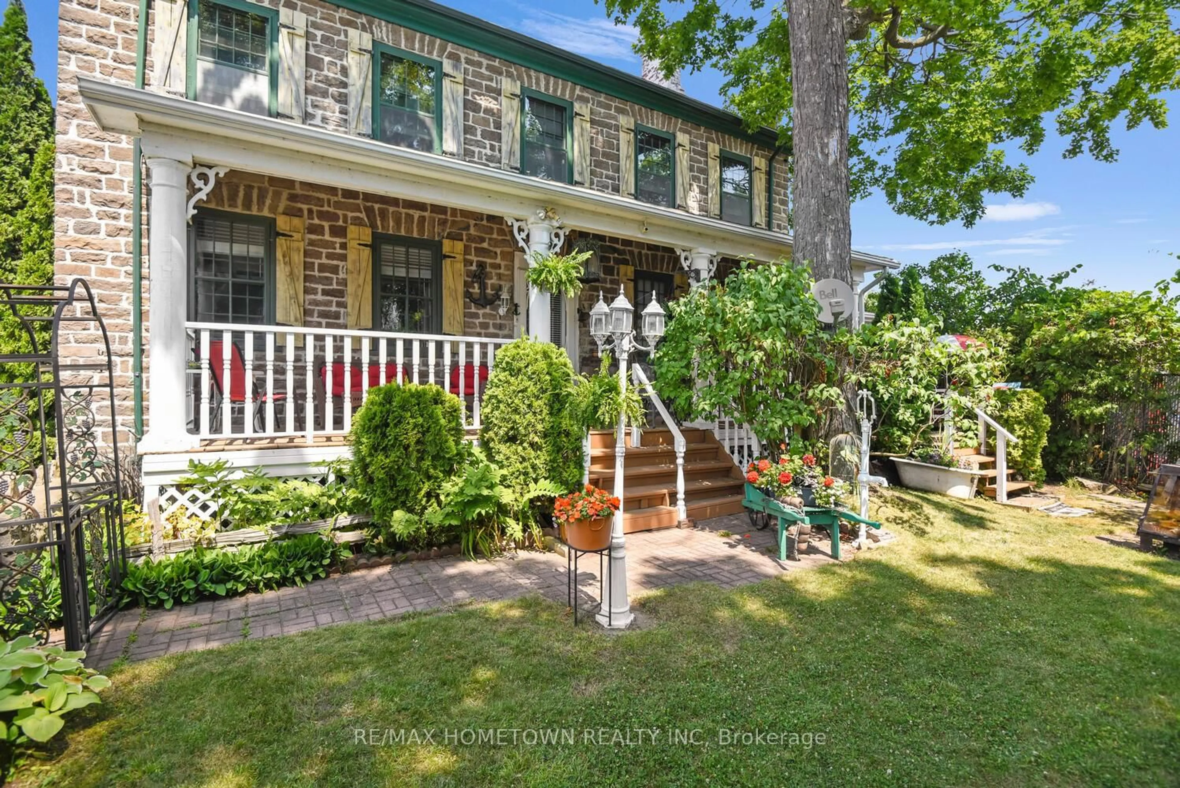 A pic from outside/outdoor area/front of a property/back of a property/a pic from drone, street for 495 King St, Prescott Ontario K0E 1T0