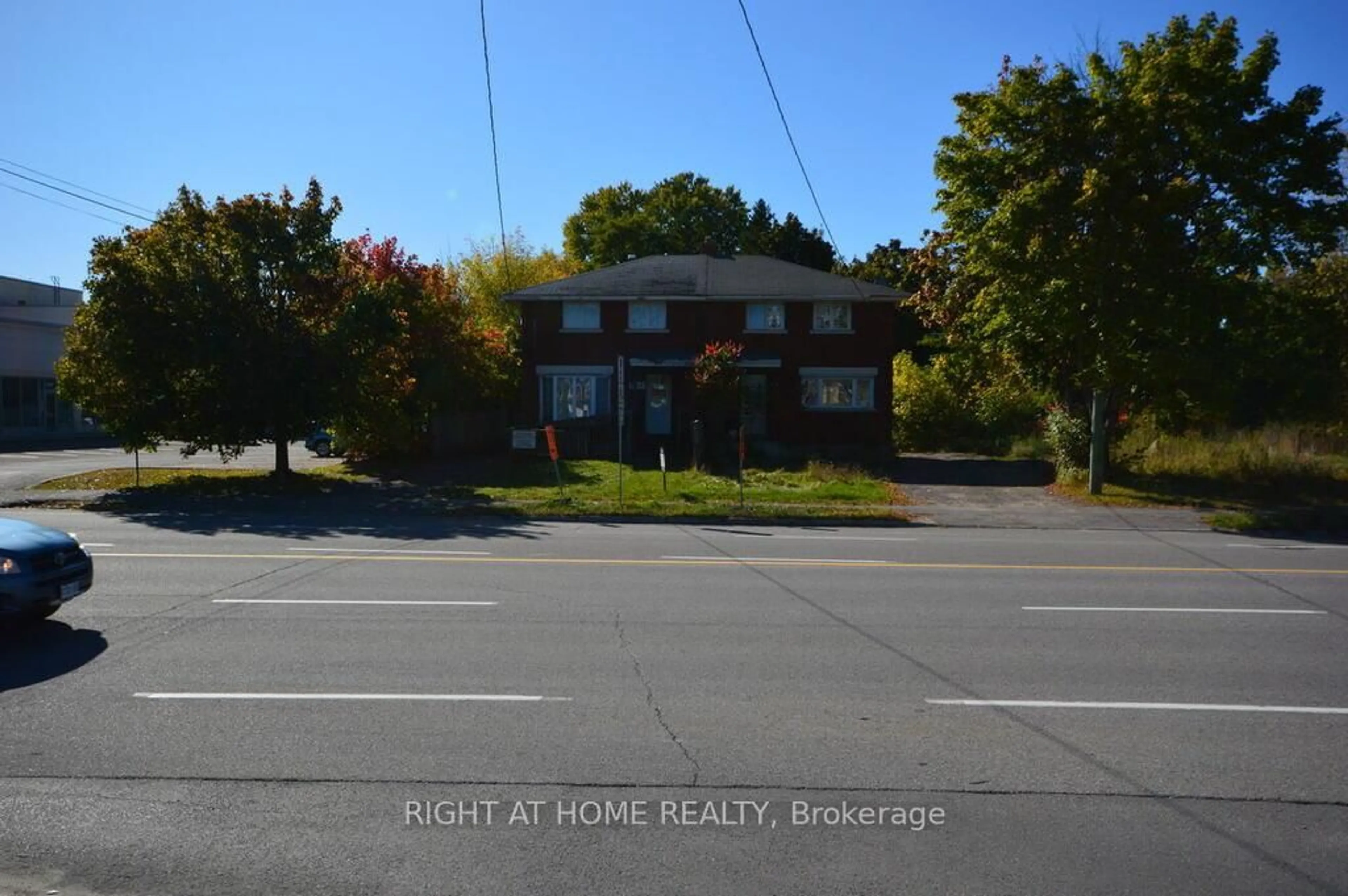 Blurry image for 348 Woodroffe Ave, Ottawa Ontario K2A 3V5