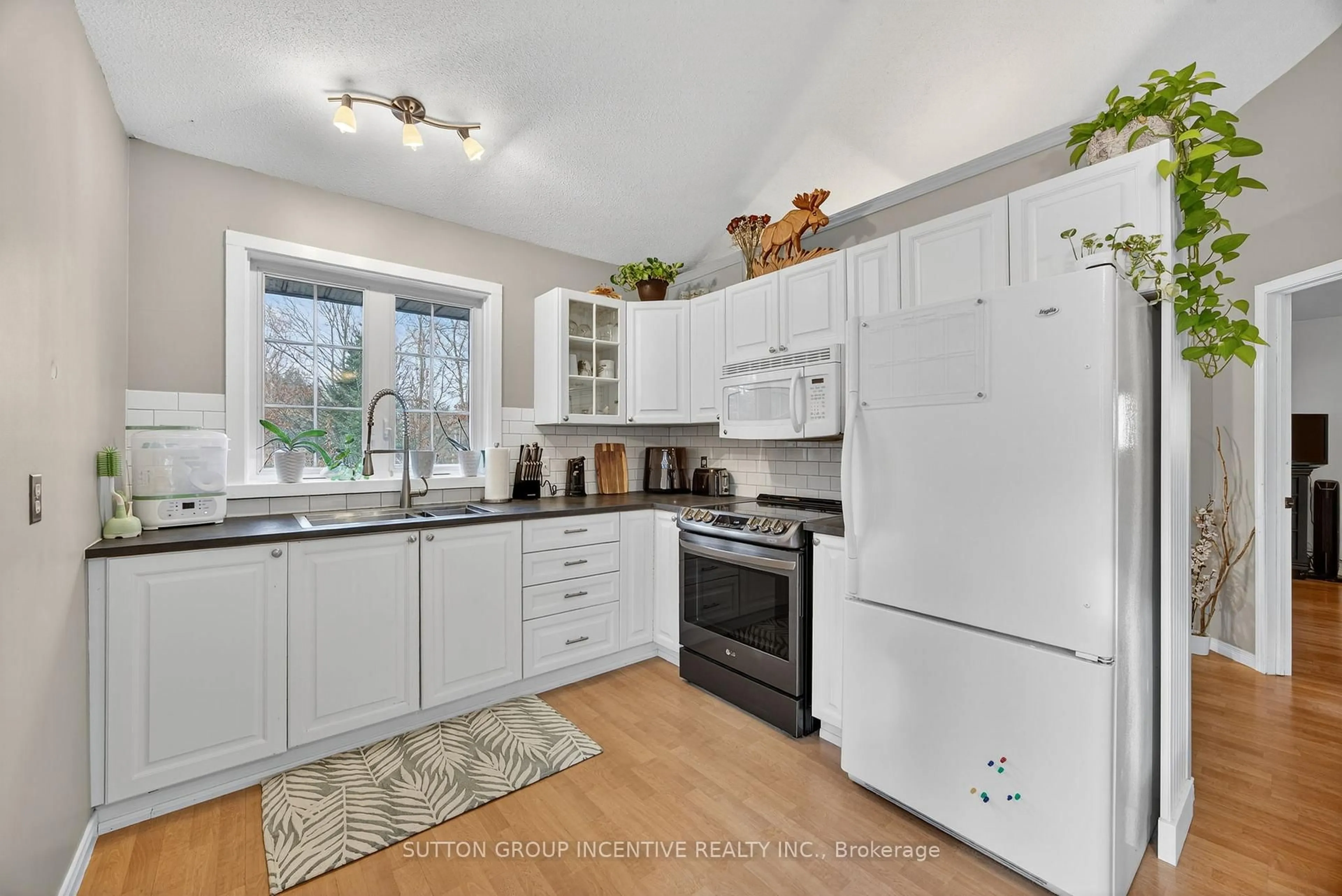 Open concept kitchen, unknown for 351 CHUB LAKE Rd, Huntsville Ontario P1H 1S4