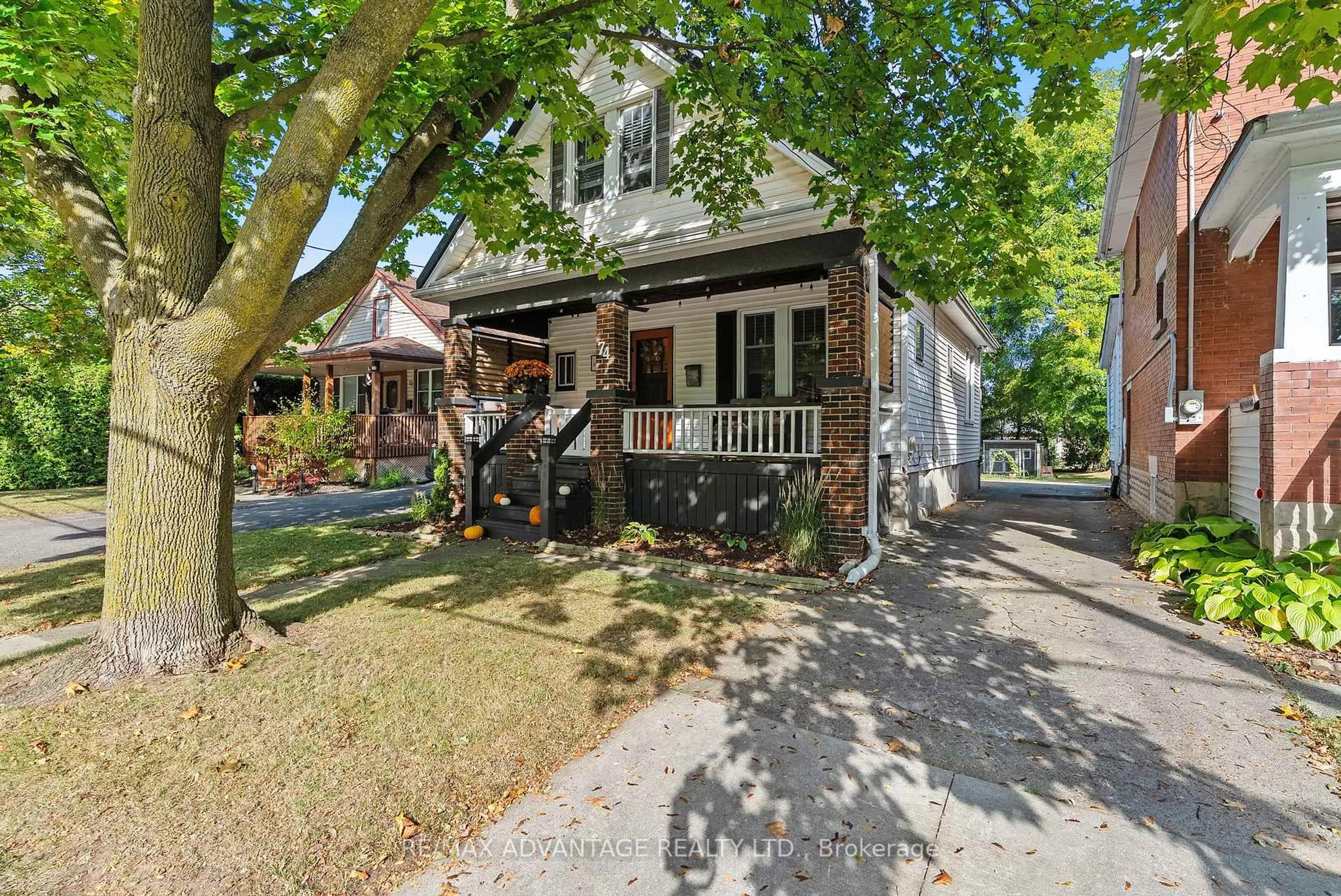 A pic from outside/outdoor area/front of a property/back of a property/a pic from drone, street for 74 Emery St, London South Ontario N6C 2C8