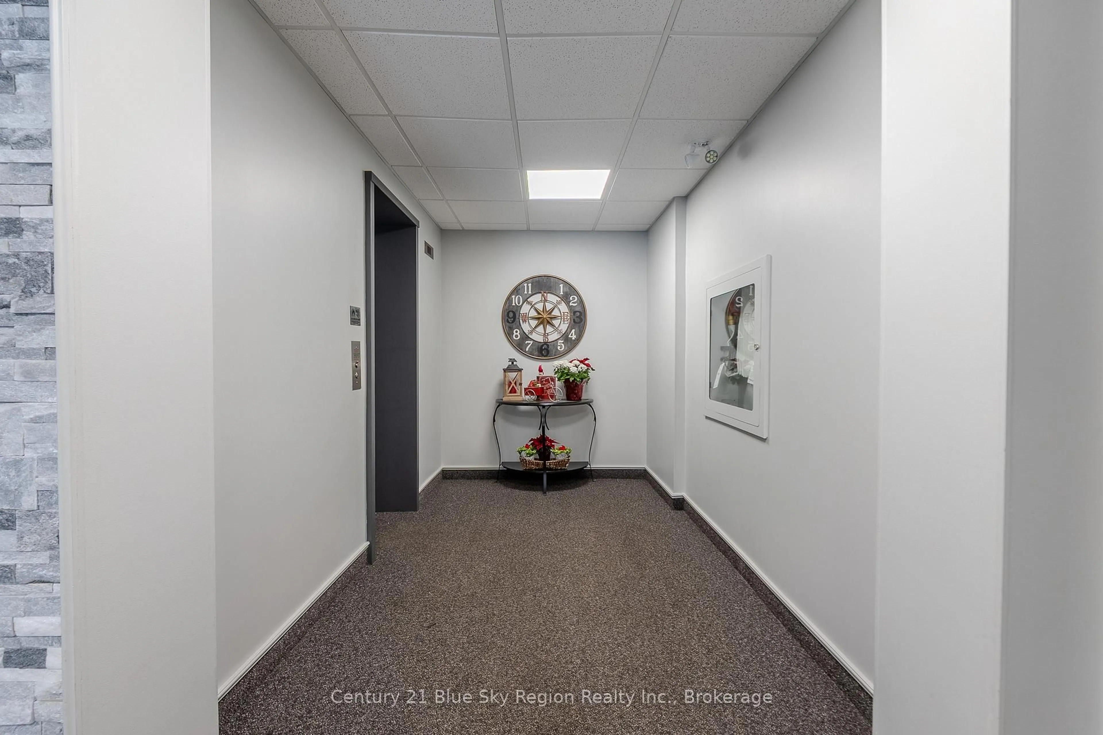 Indoor foyer for 955 Stockdale Rd #502, North Bay Ontario P1B 9G3