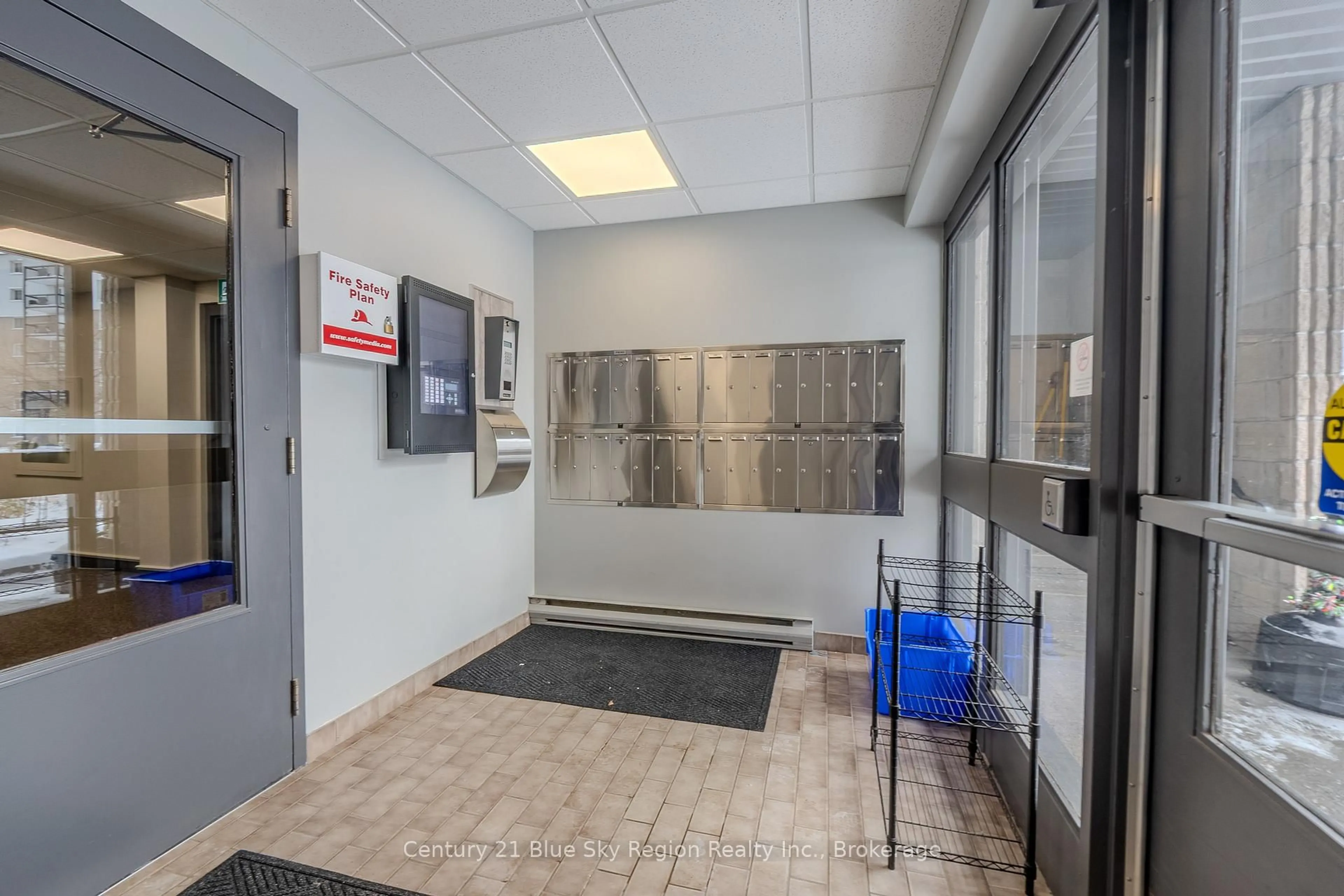 Indoor foyer for 955 Stockdale Rd #502, North Bay Ontario P1B 9G3
