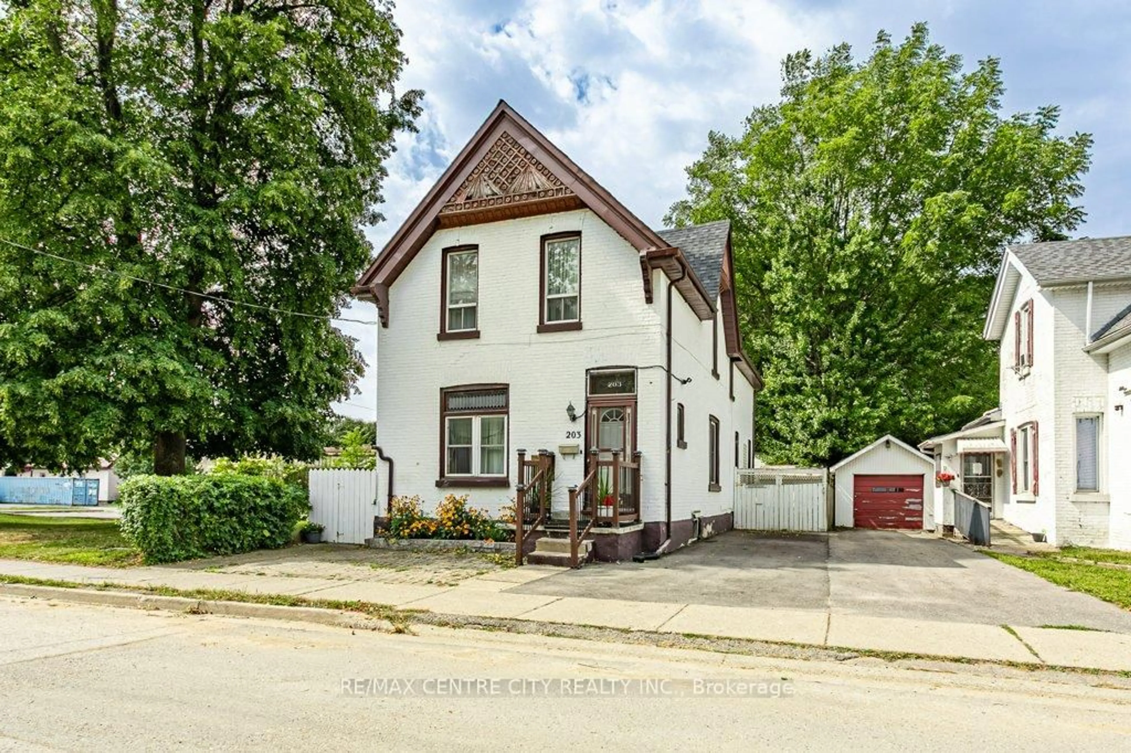 A pic from outside/outdoor area/front of a property/back of a property/a pic from drone, street for 203 Rectory St, London East Ontario N5Z 2A6