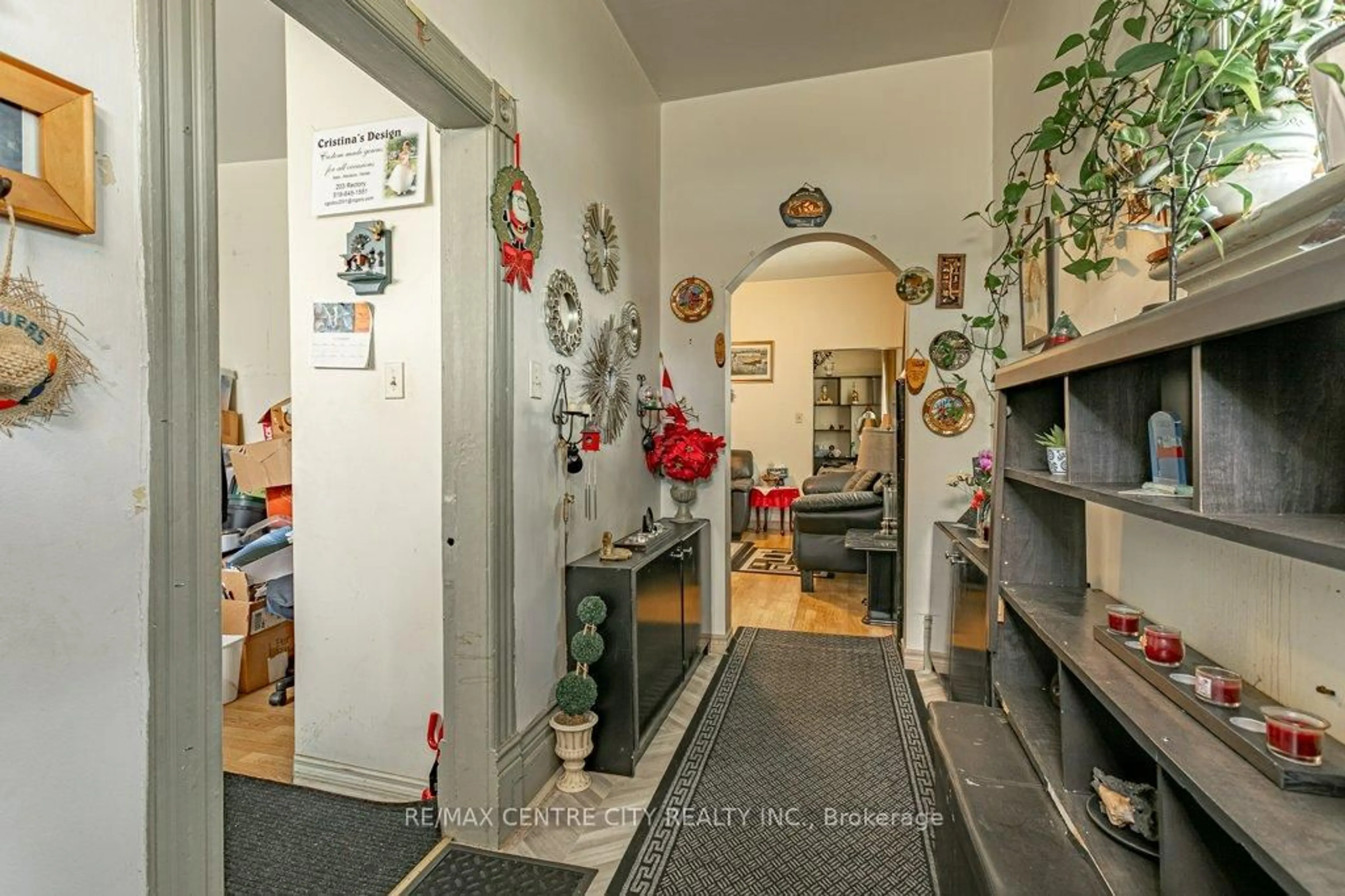 Indoor foyer for 203 Rectory St, London East Ontario N5Z 2A6