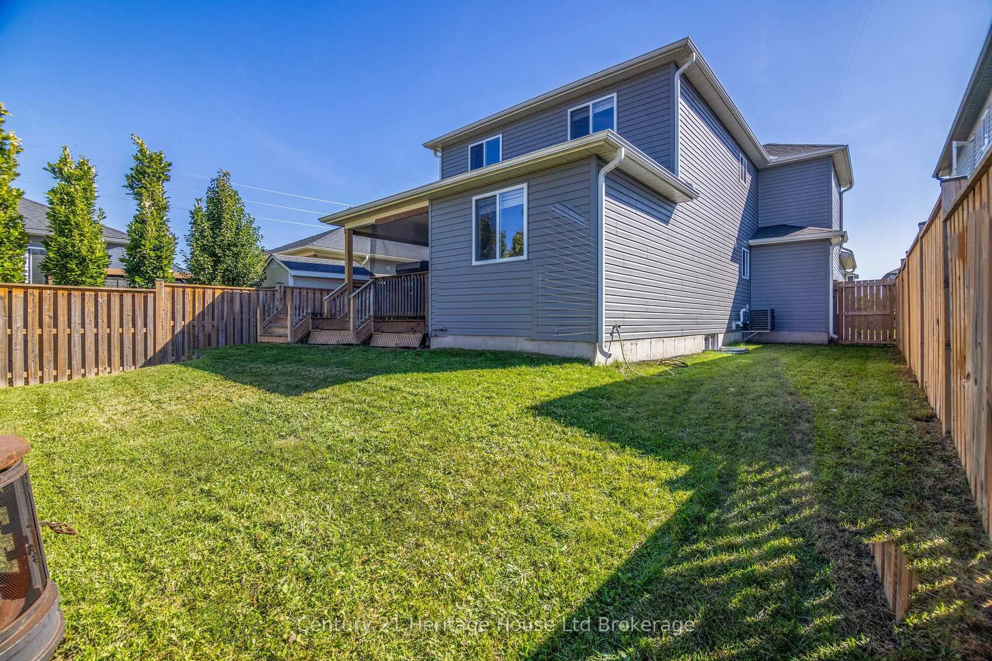 A pic from outside/outdoor area/front of a property/back of a property/a pic from drone, unknown for 6 Sandy Crt, Tillsonburg Ontario N4G 0H6