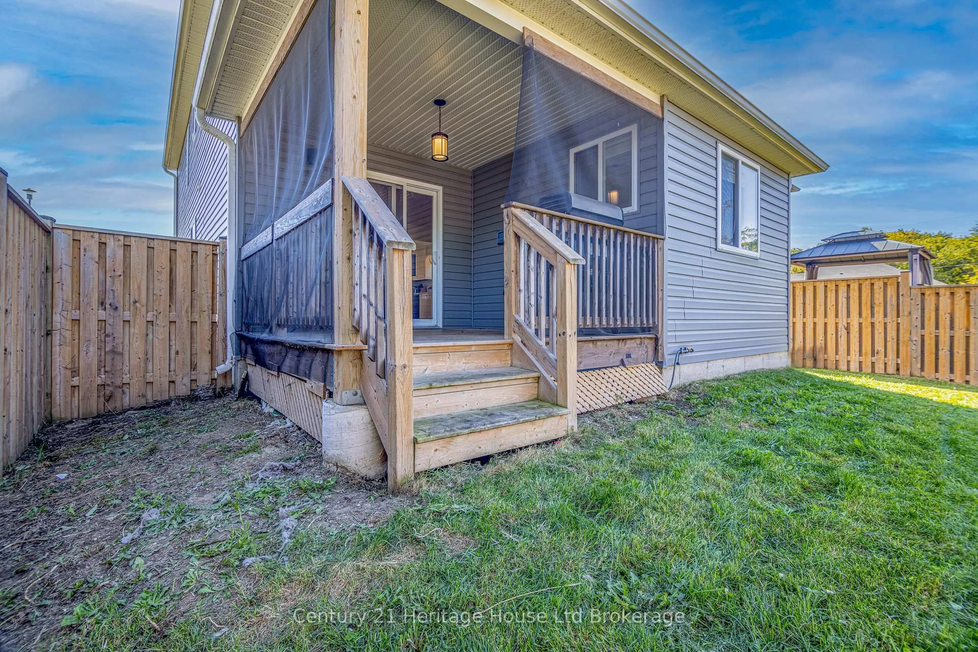 Patio, street for 6 Sandy Crt, Tillsonburg Ontario N4G 0H6