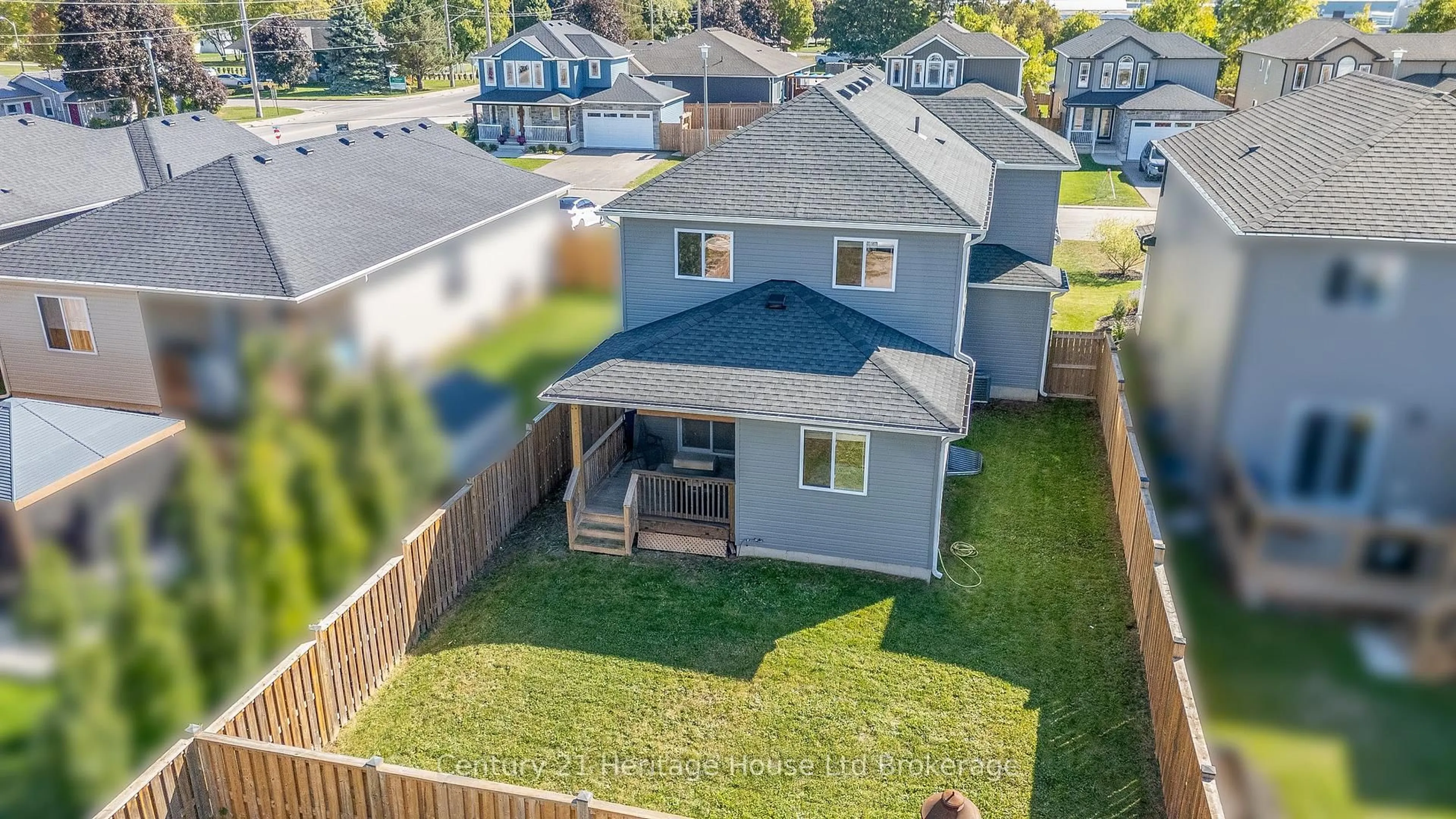 A pic from outside/outdoor area/front of a property/back of a property/a pic from drone, street for 6 Sandy Crt, Tillsonburg Ontario N4G 0H6