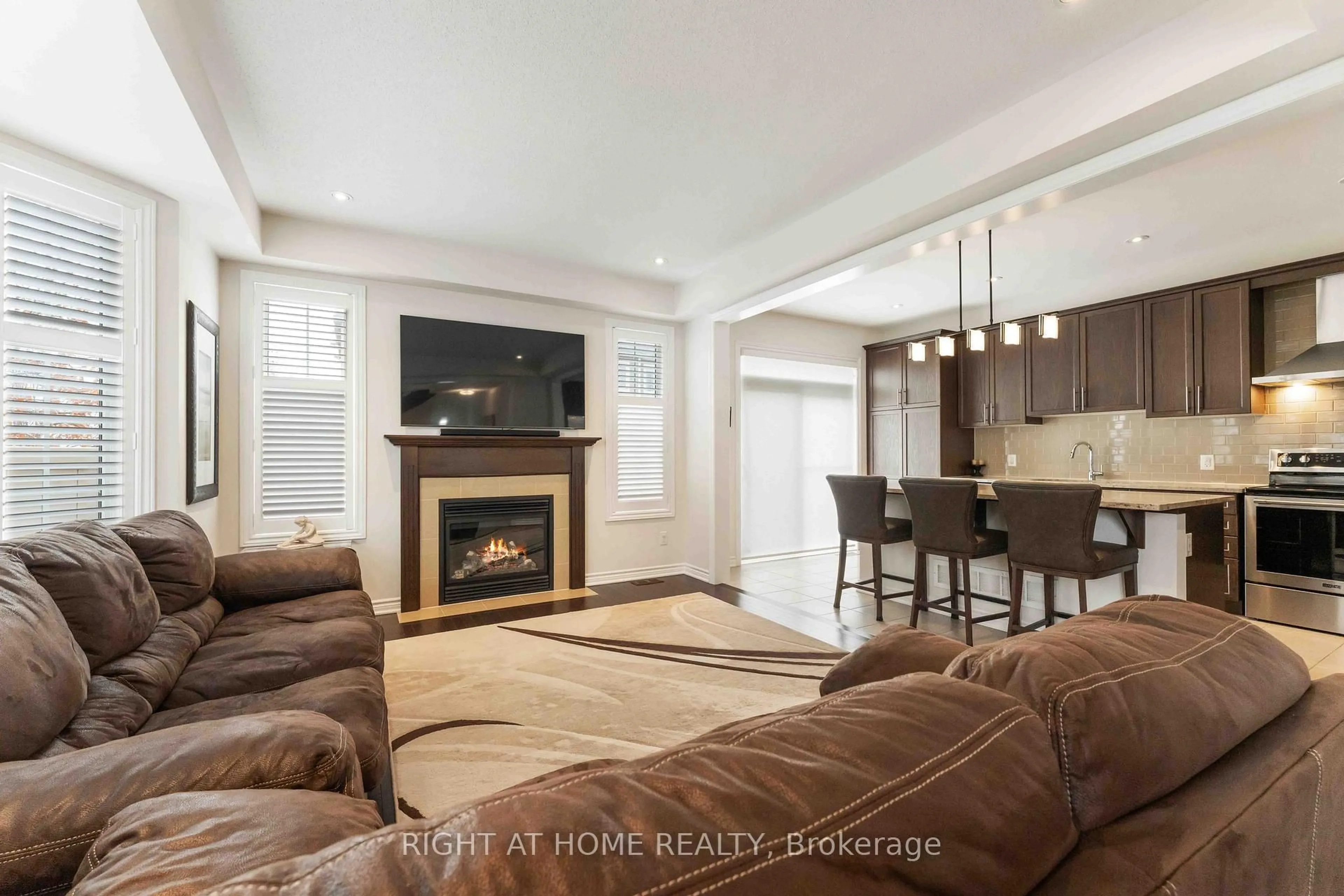 Living room with furniture, unknown for 369 Autumnfield St, Ottawa Ontario K2M 0J6