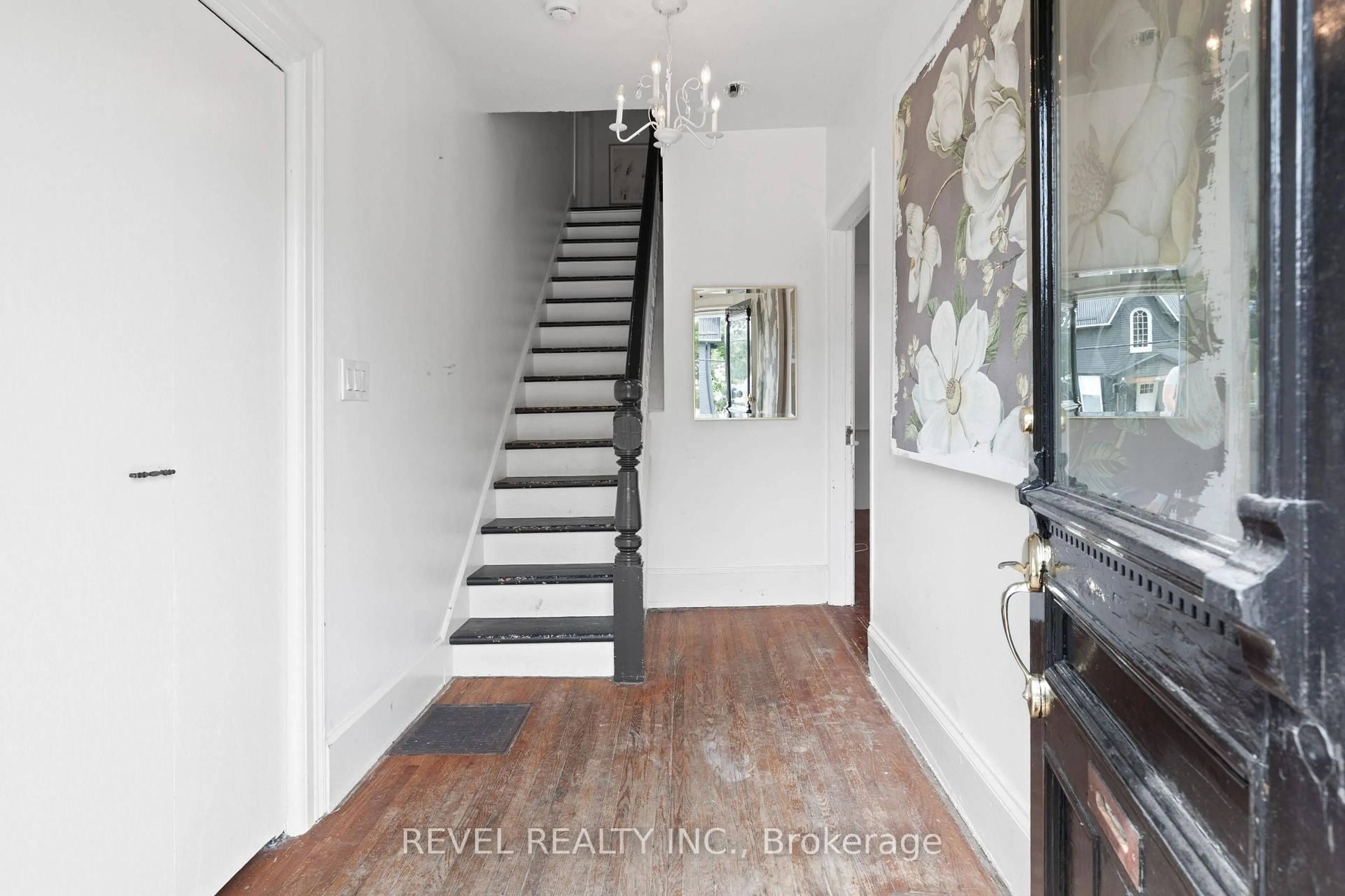 Indoor entryway for 399 Eldon Rd, Kawartha Lakes Ontario K0M 2C0