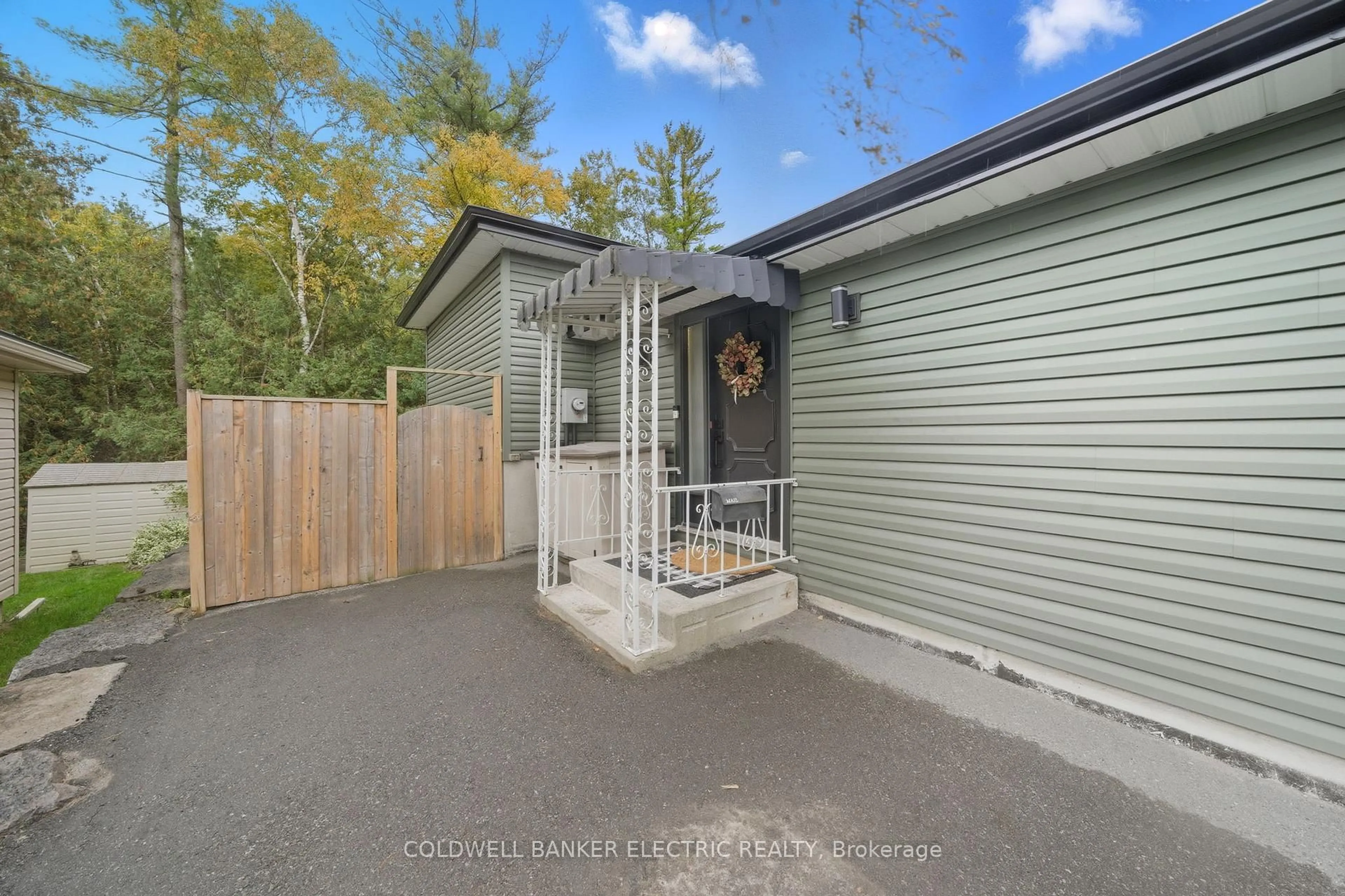 A pic from outside/outdoor area/front of a property/back of a property/a pic from drone, street for 1673 Redwood Dr, Peterborough Ontario K9K 1M2