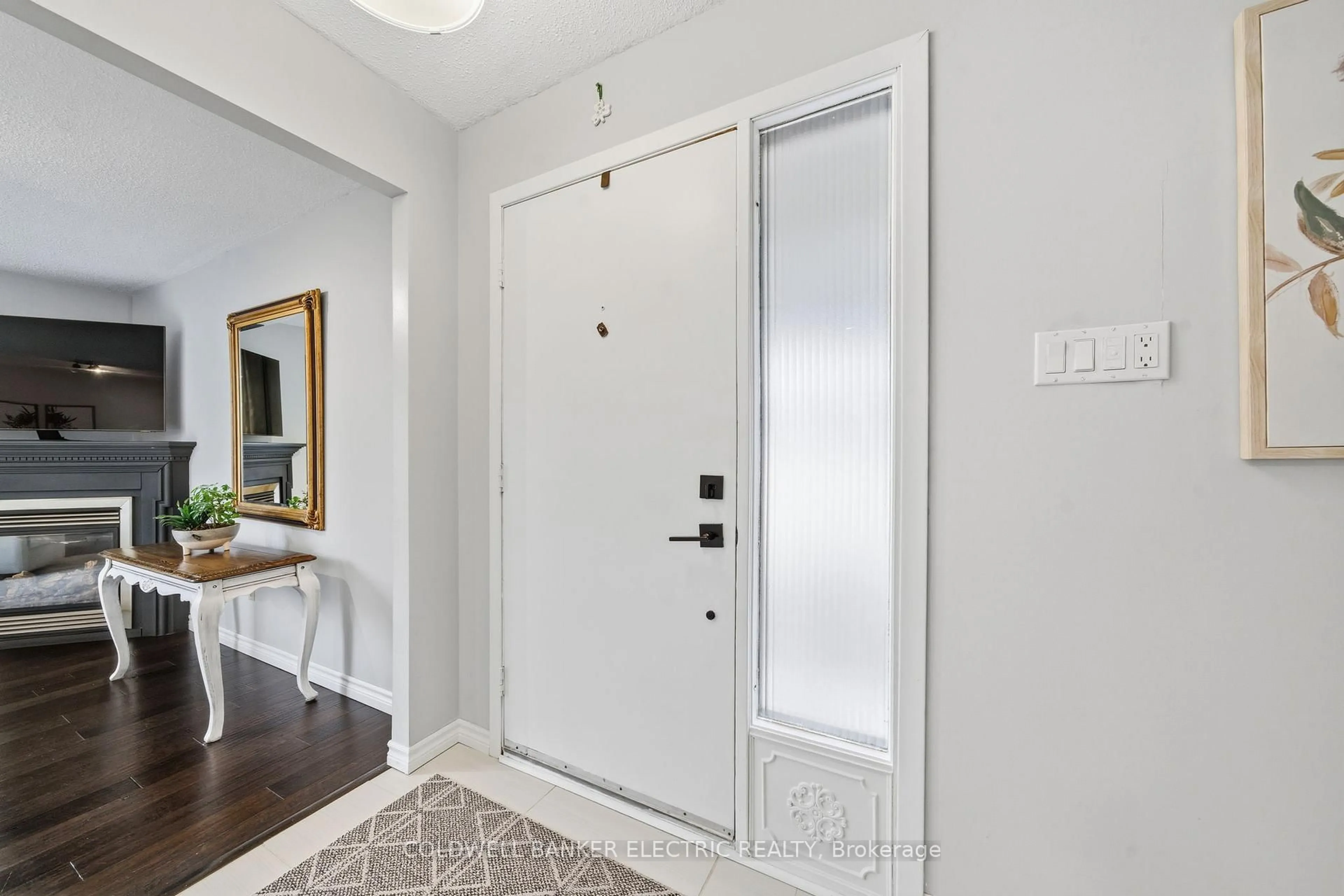 Indoor entryway for 1673 Redwood Dr, Peterborough Ontario K9K 1M2