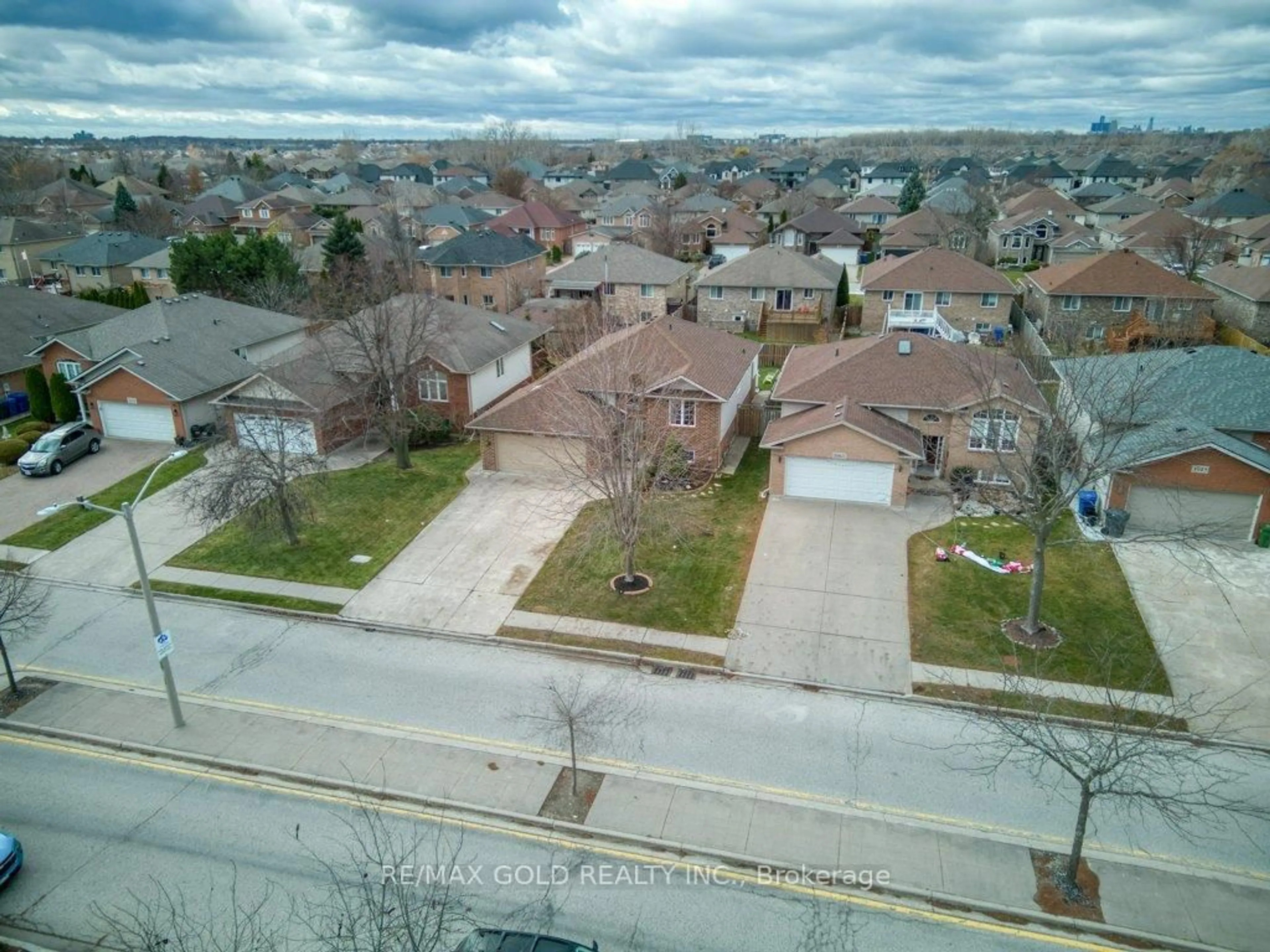 A pic from outside/outdoor area/front of a property/back of a property/a pic from drone, street for 1075 BANWELL Rd, Windsor Ontario N8P 1J3