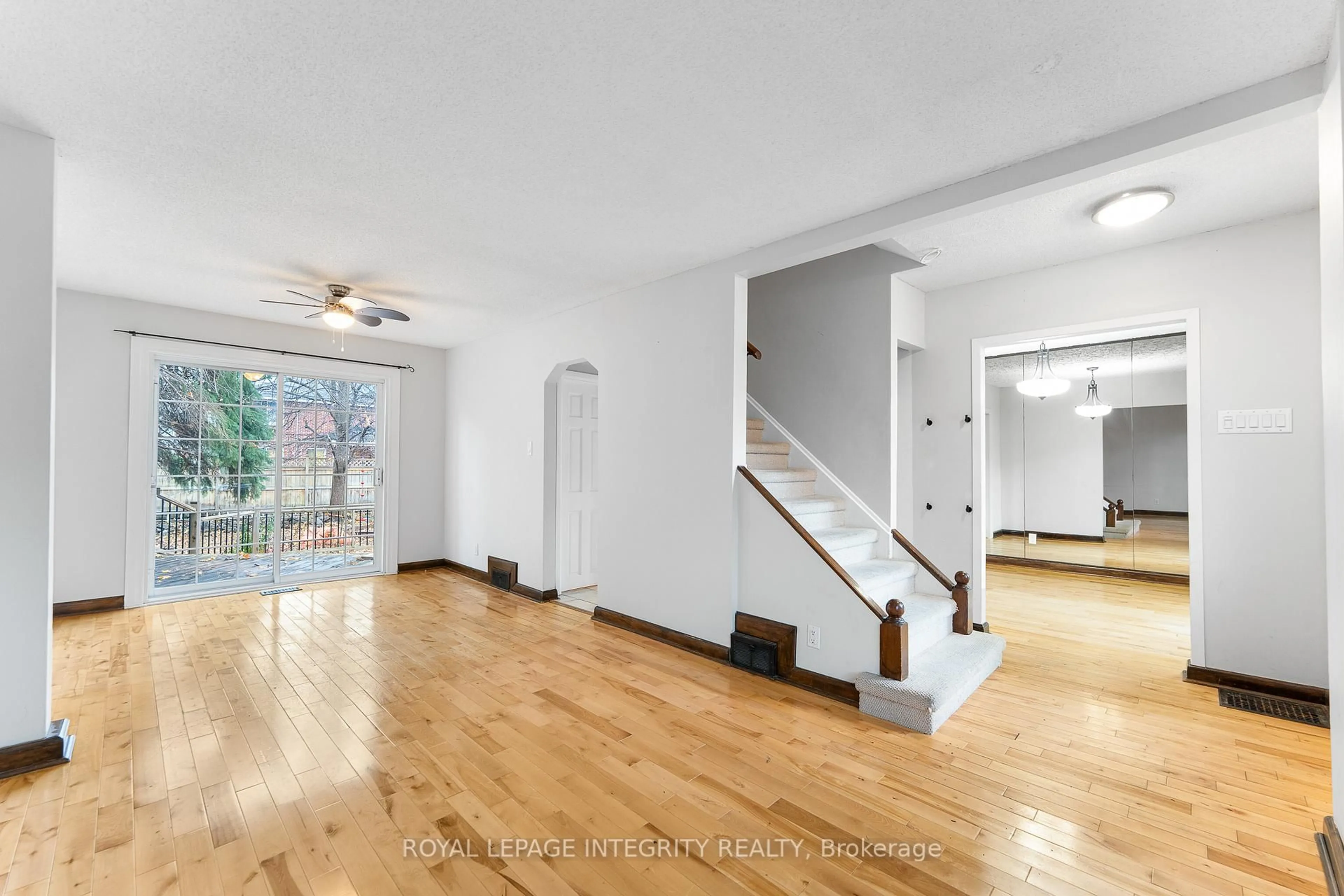 Indoor foyer for 166 Prince Albert St, Ottawa Ontario K1K 2A1