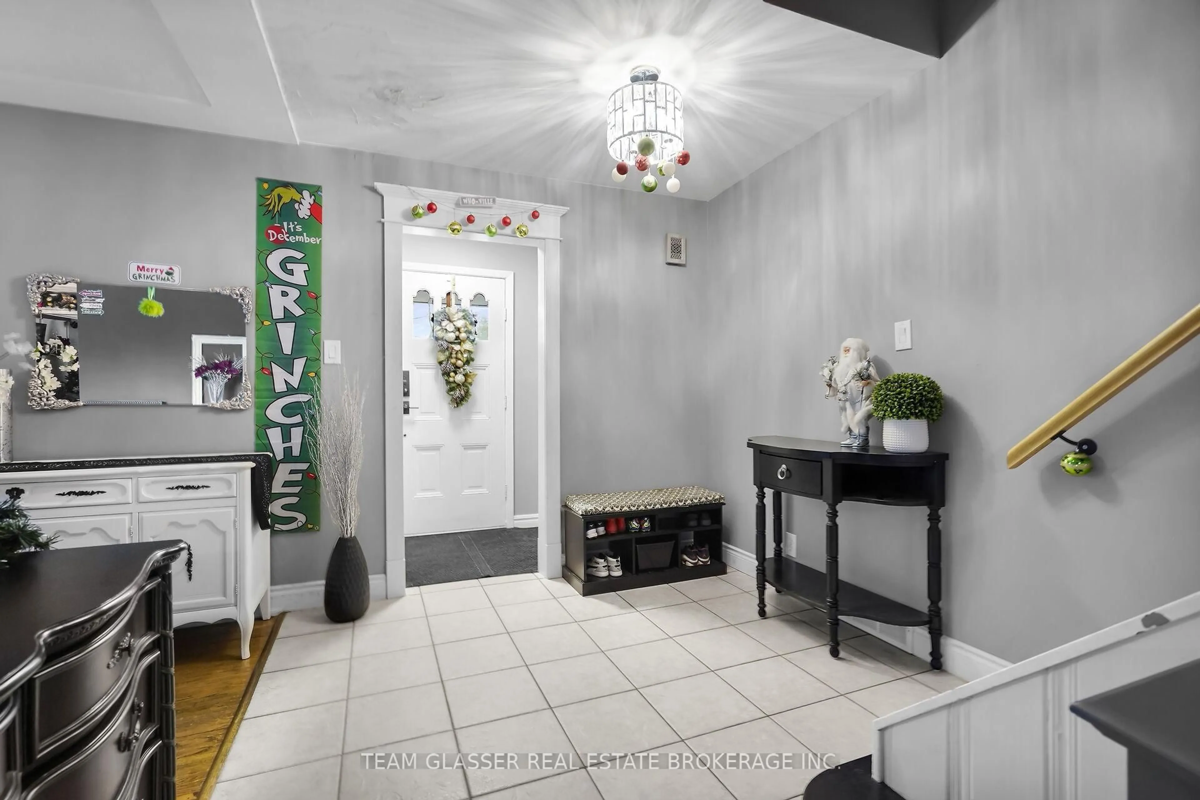 Indoor foyer for 426 PINETREE Dr, London North Ontario N6H 3M8