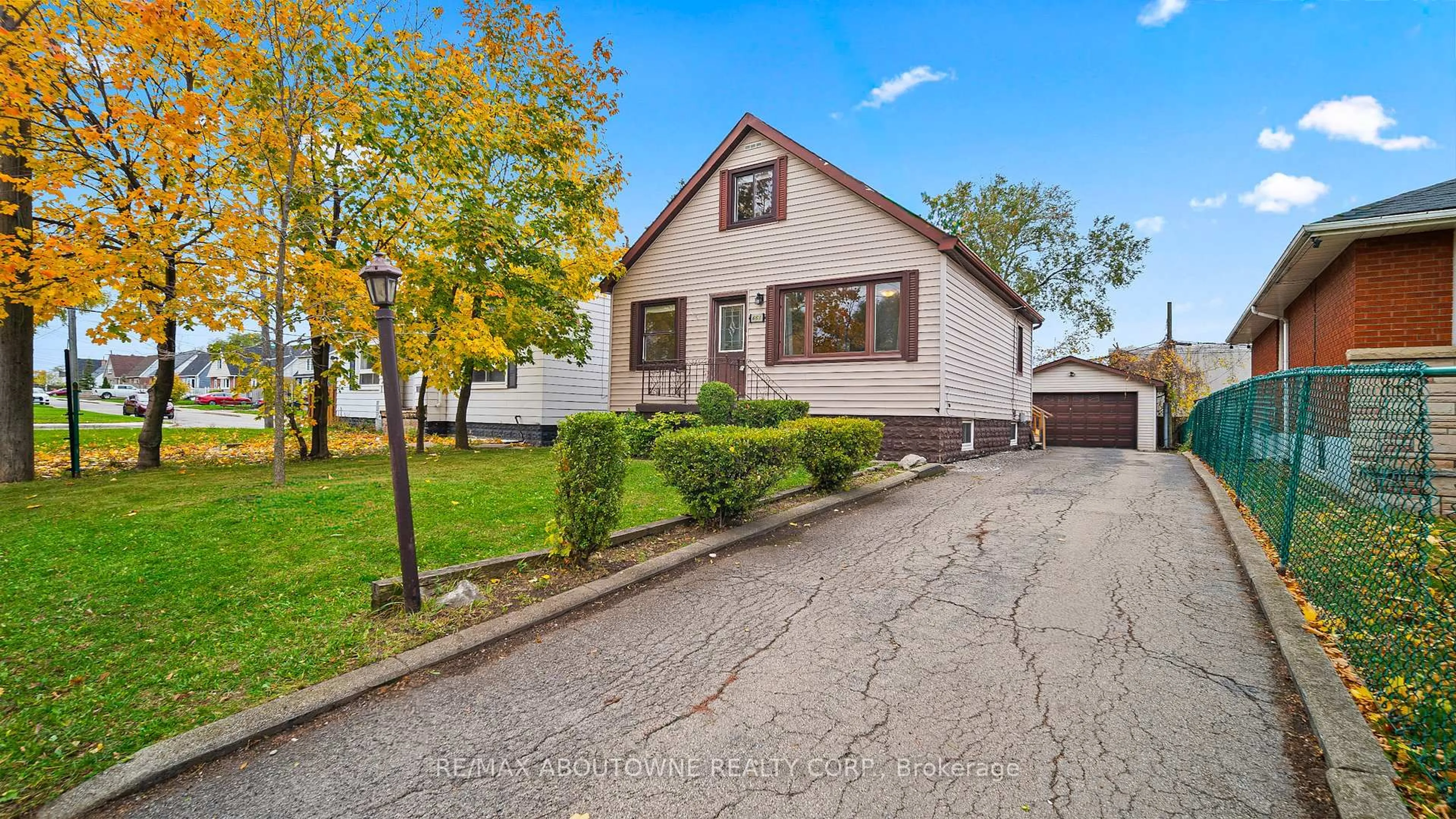 Home with vinyl exterior material, street for 661 Brighton Ave, Hamilton Ontario L8H 6H3