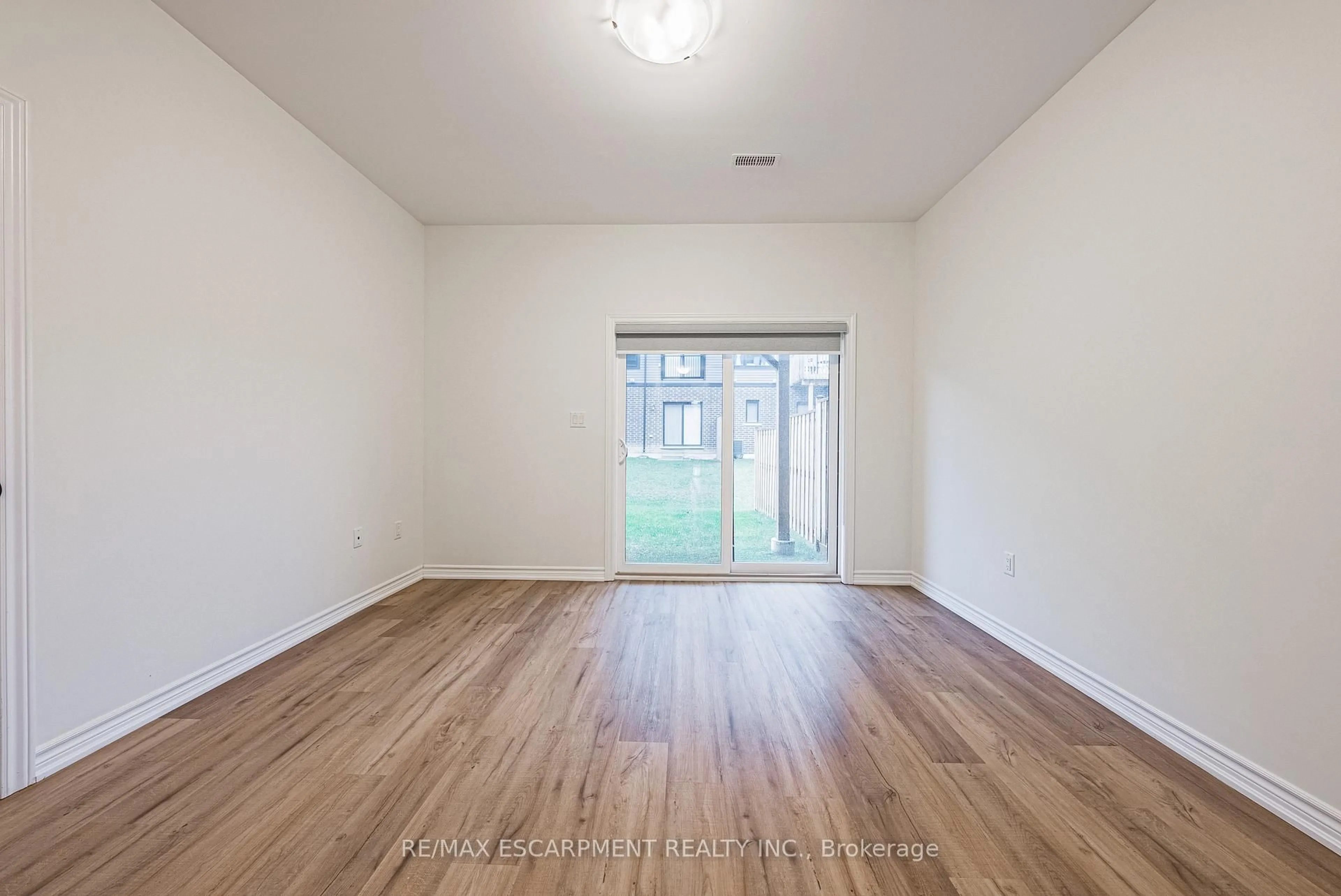 A pic of a room for 47 Cadwell Lane, Hamilton Ontario L9C 0C4