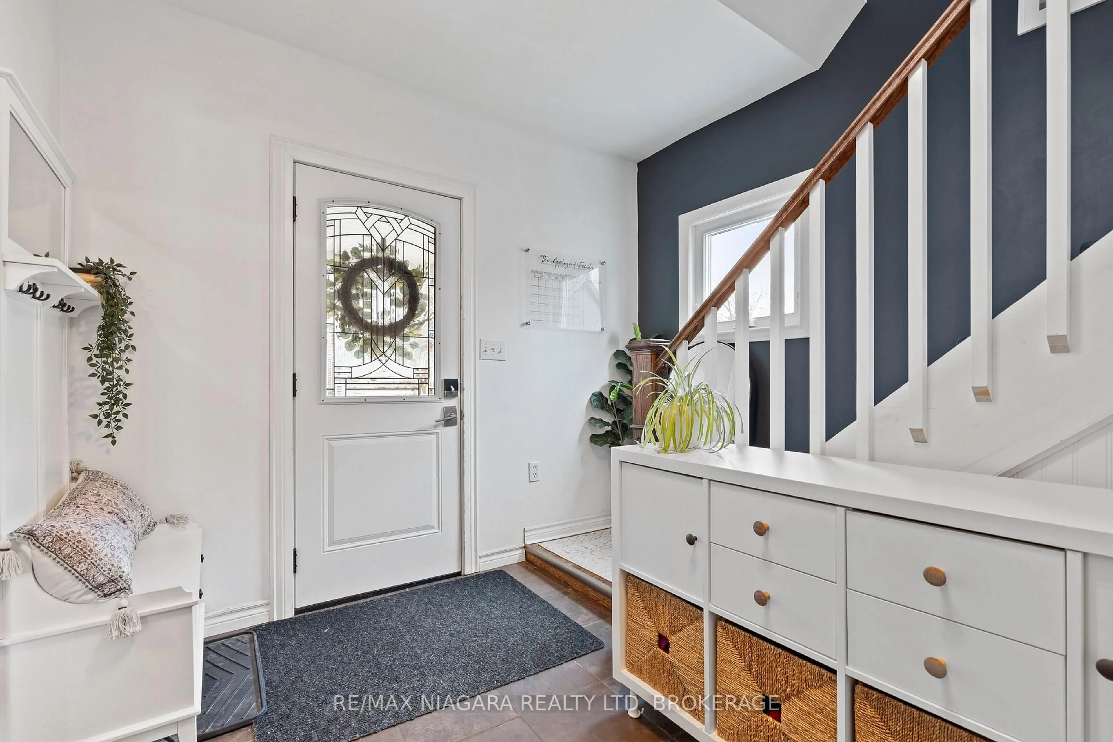 Indoor entryway for 31 Kennedy St, Welland Ontario L3B 3R7