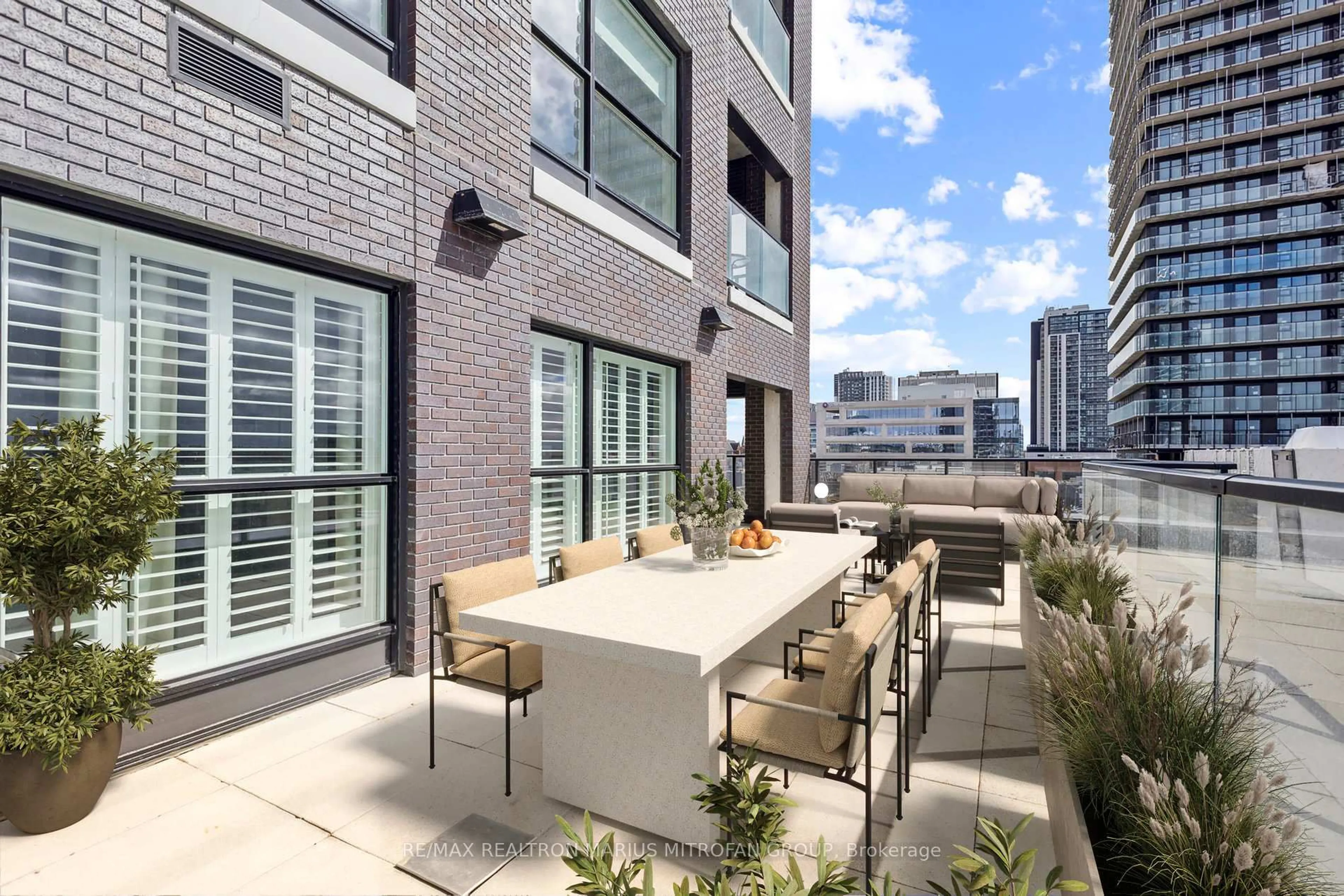 Patio, street for 1 Victoria St #613, Kitchener Ontario N2G 0B5