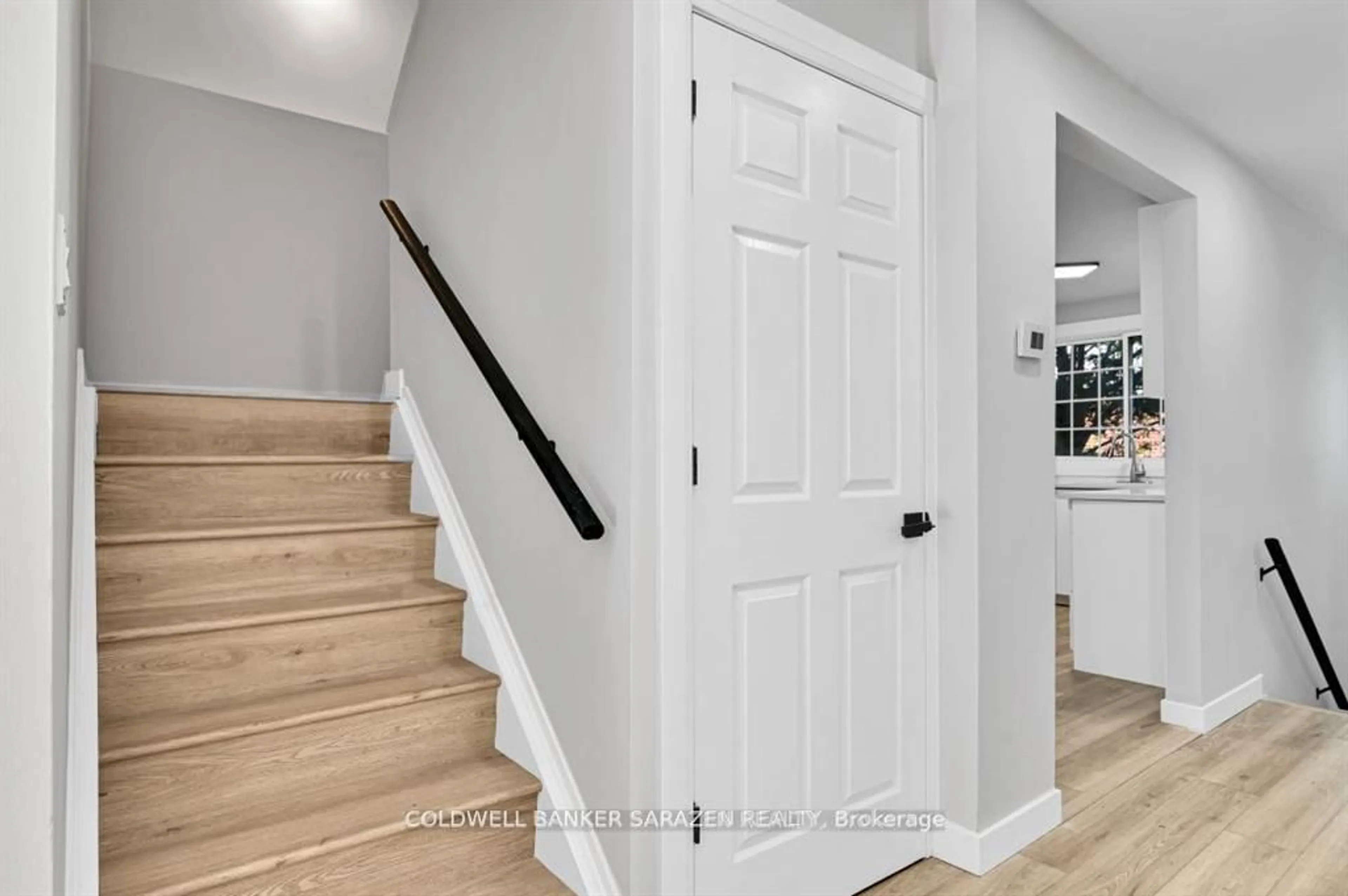 Indoor entryway for 54 Greenboro Cres, Ottawa Ontario K1T 1W5