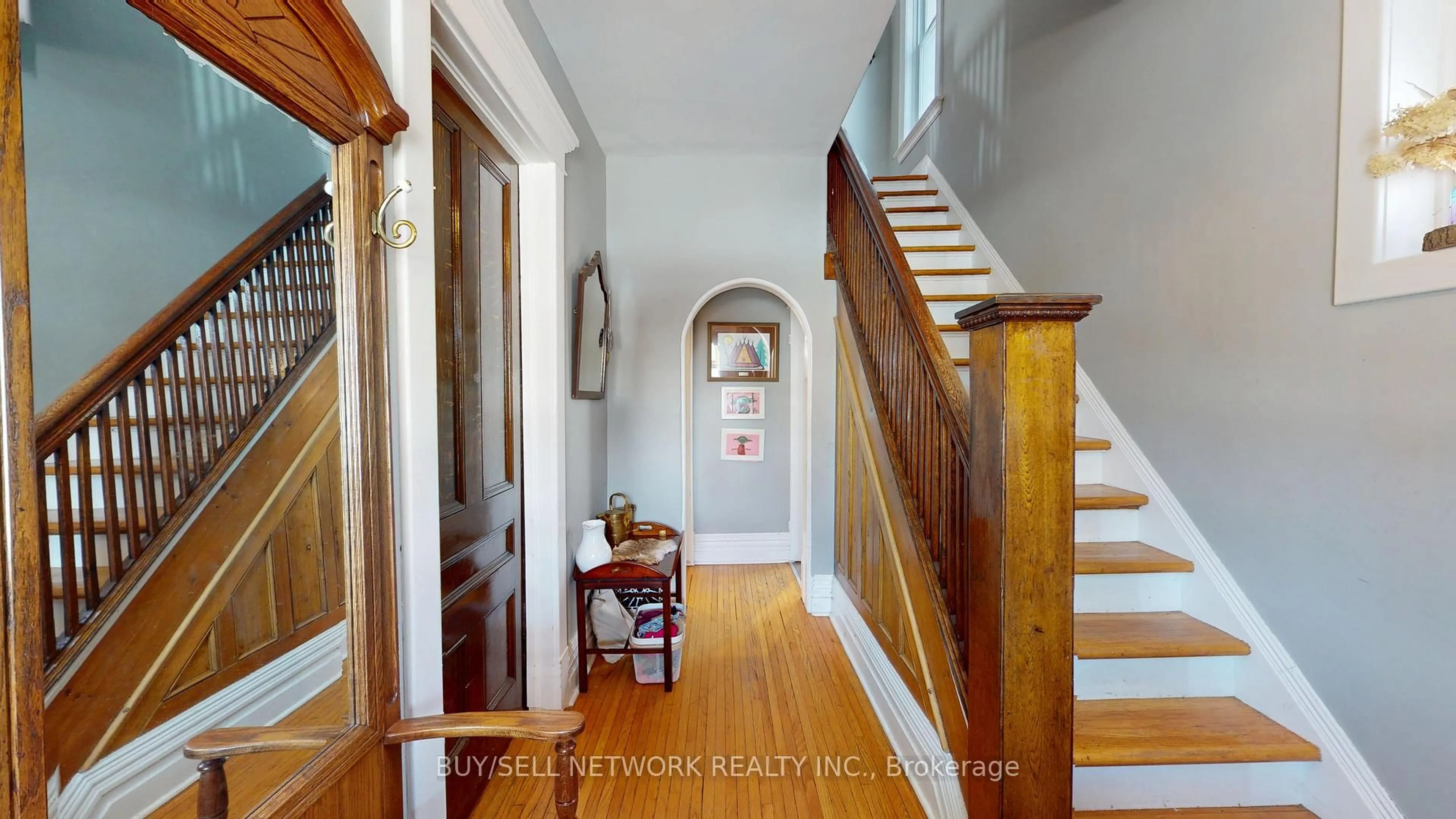 Indoor entryway for 773 Aylmer St, Peterborough Ontario K9H 3X7
