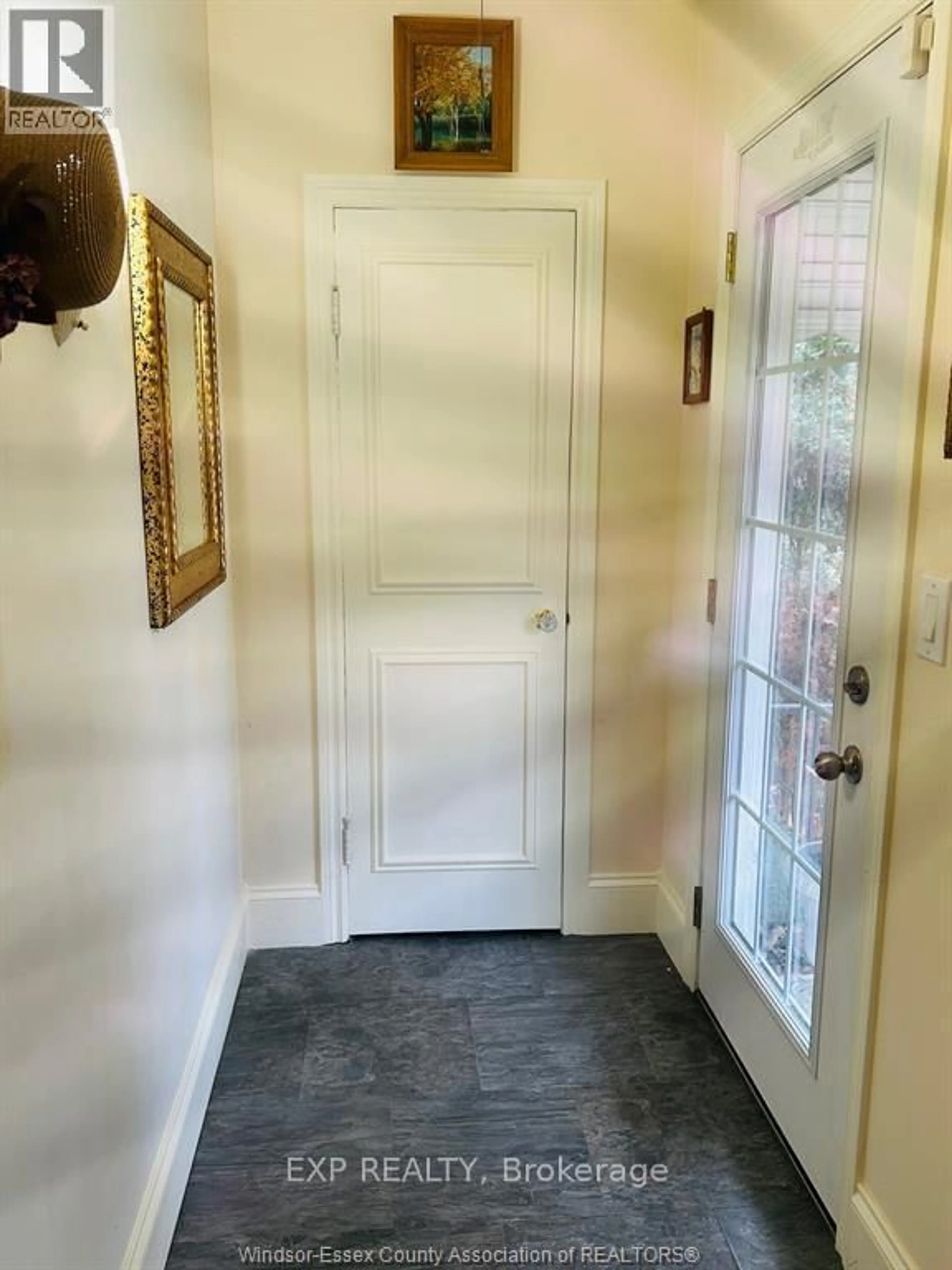 Indoor entryway for 19 Lisgar St, Chatham-Kent Ontario N0P 2C0