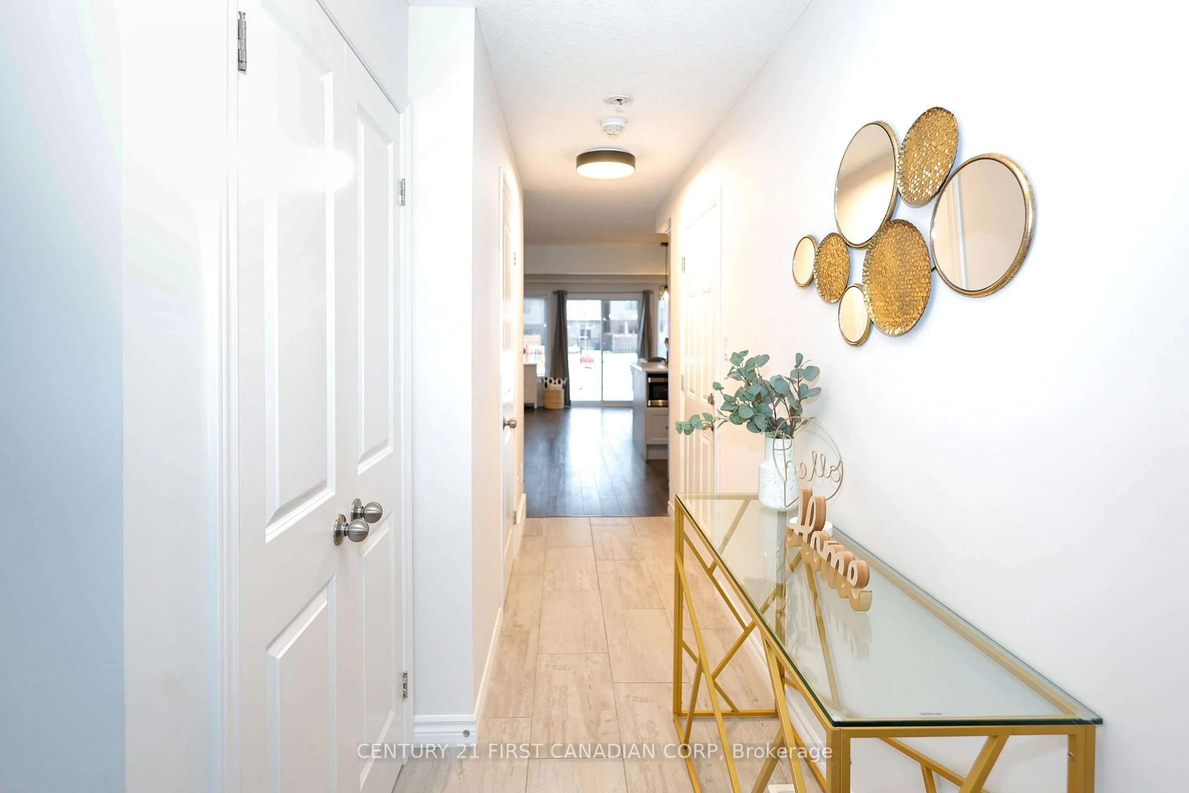 Indoor entryway for 2040 SHORE Rd #9, London South Ontario N6K 0G3