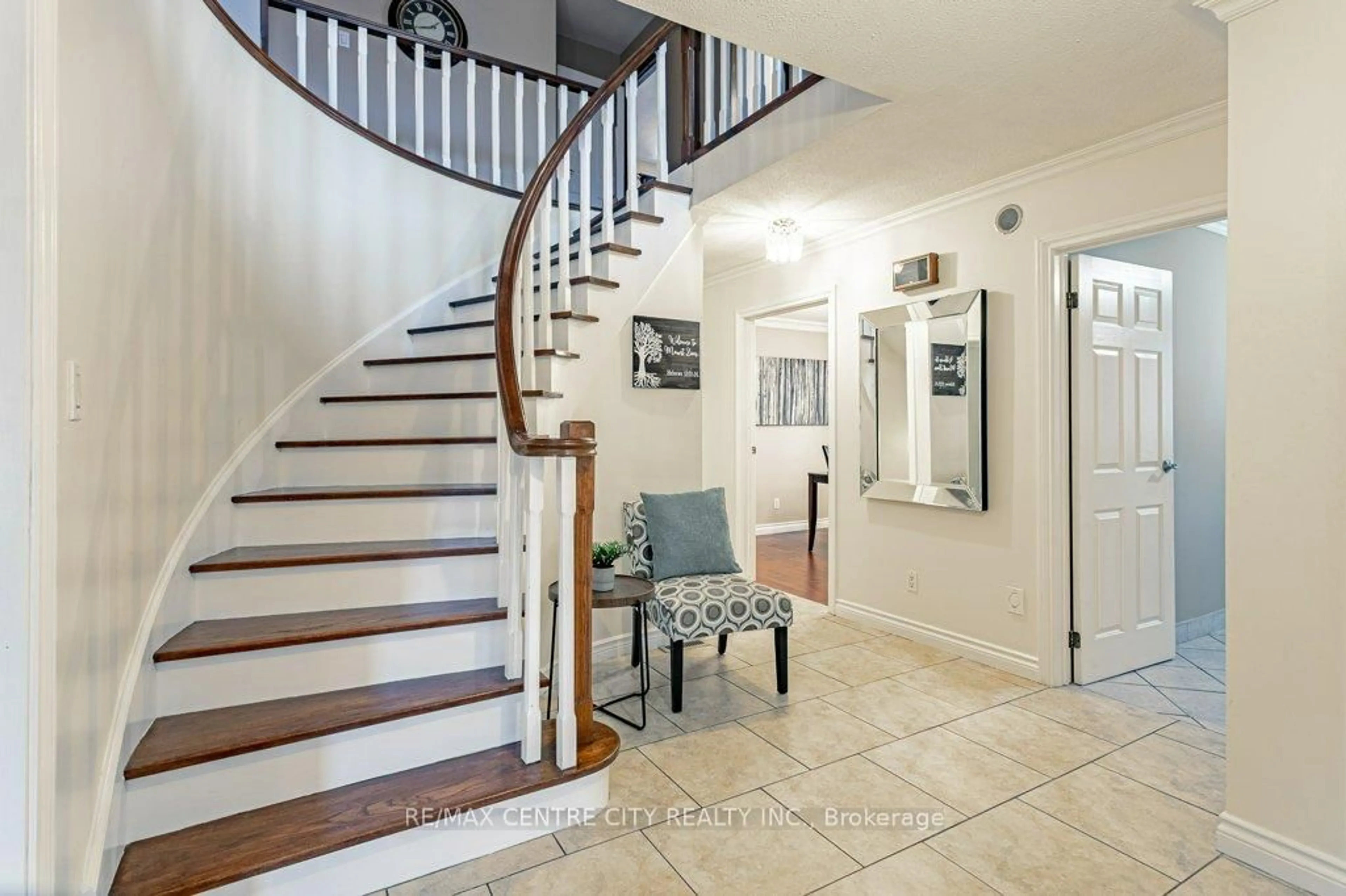 Indoor foyer for 506 Eaton Park Dr, London South Ontario N6J 4J9