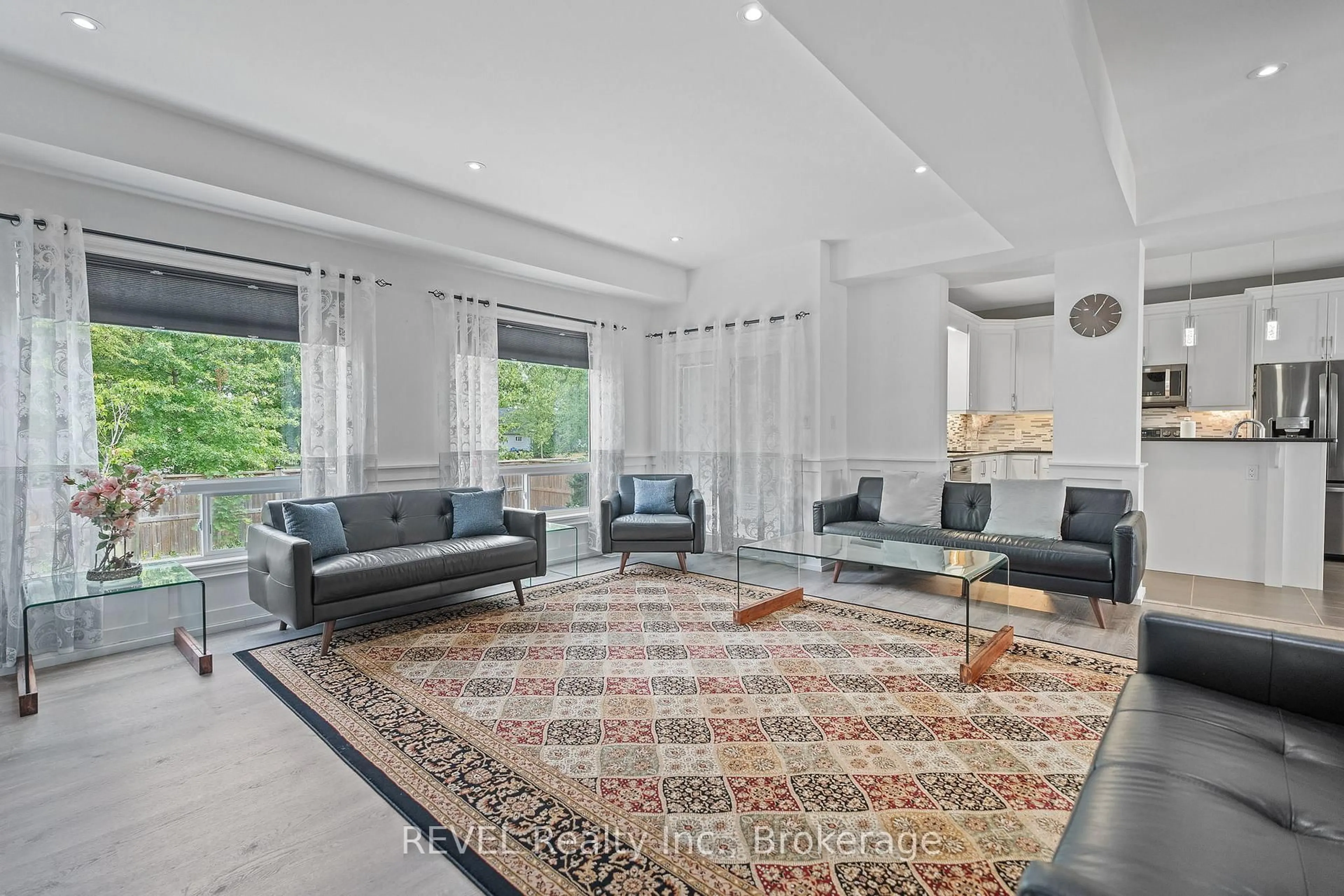 Living room with furniture, unknown for 1018 Kerby St, Fort Erie Ontario L2A 0B9