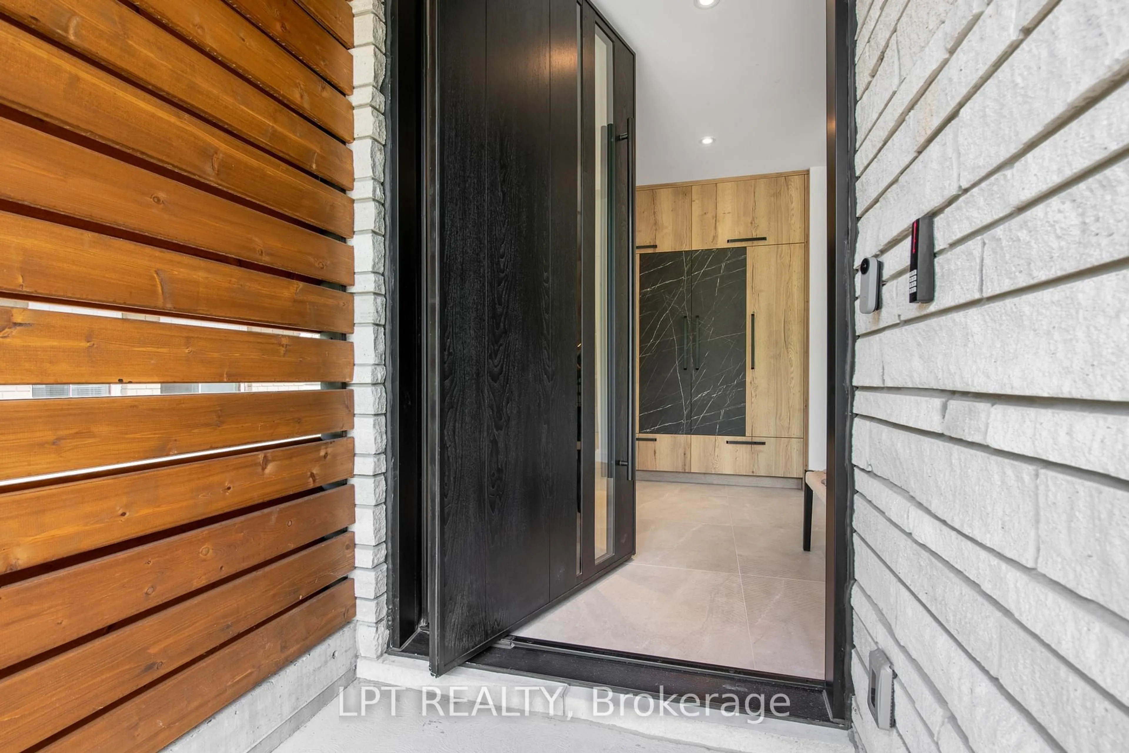 Indoor entryway for 322 PERRIER Ave, Ottawa Ontario K1L 5C7