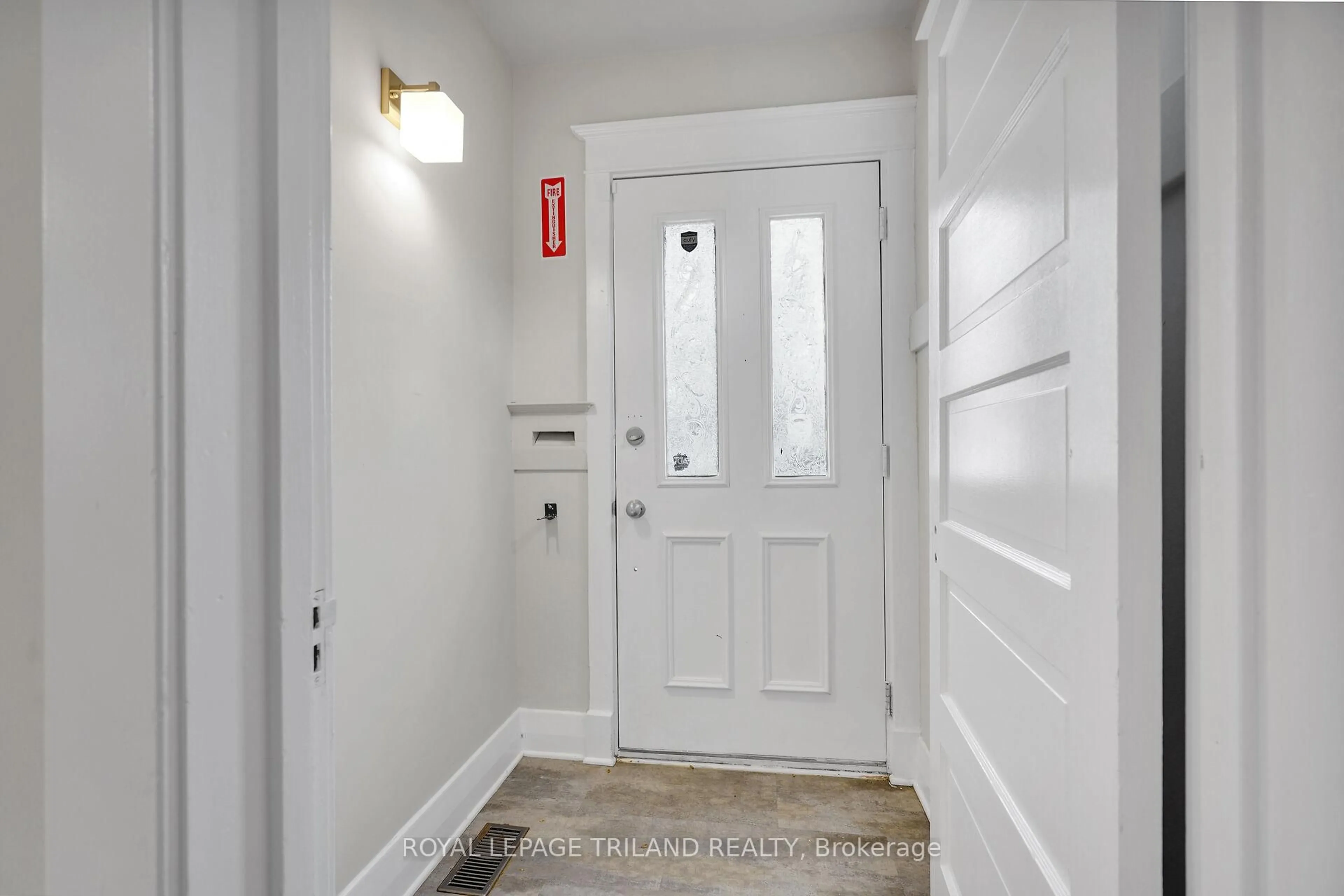 Indoor entryway for 459 Hale St, London East Ontario N5W 1G6