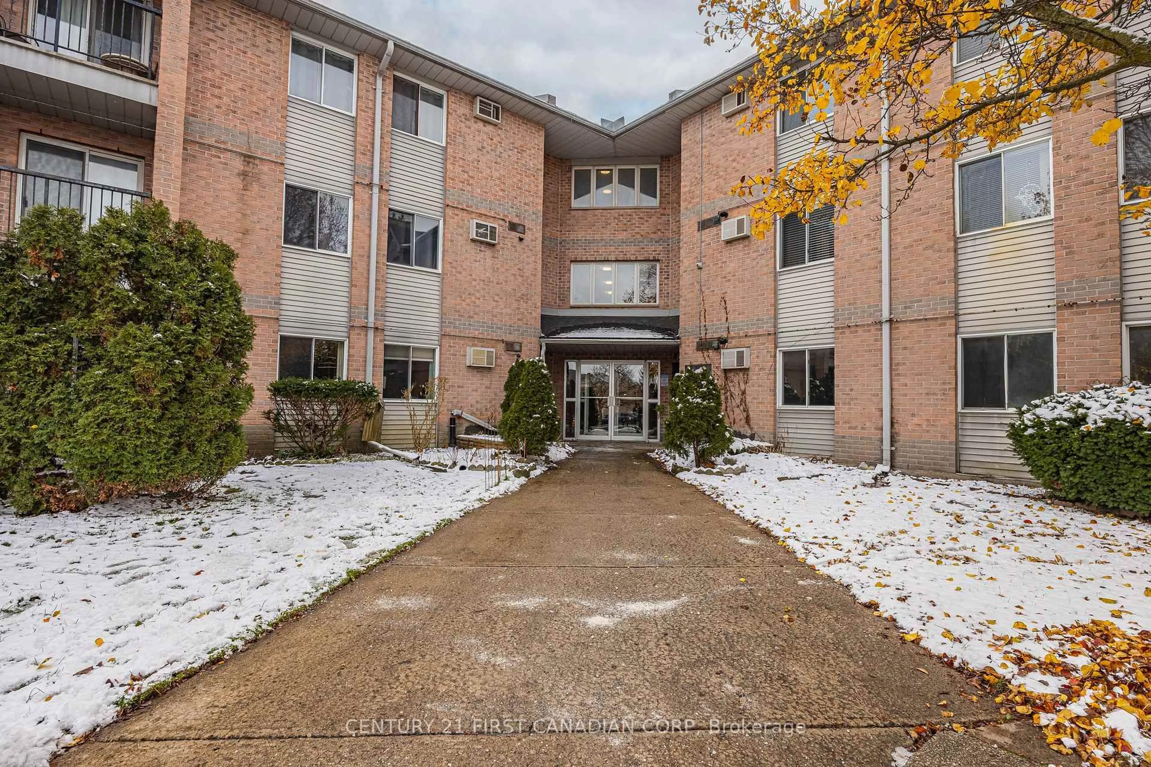 Indoor foyer for 2228 Trafalgar St #208, London East Ontario N5V 4J8