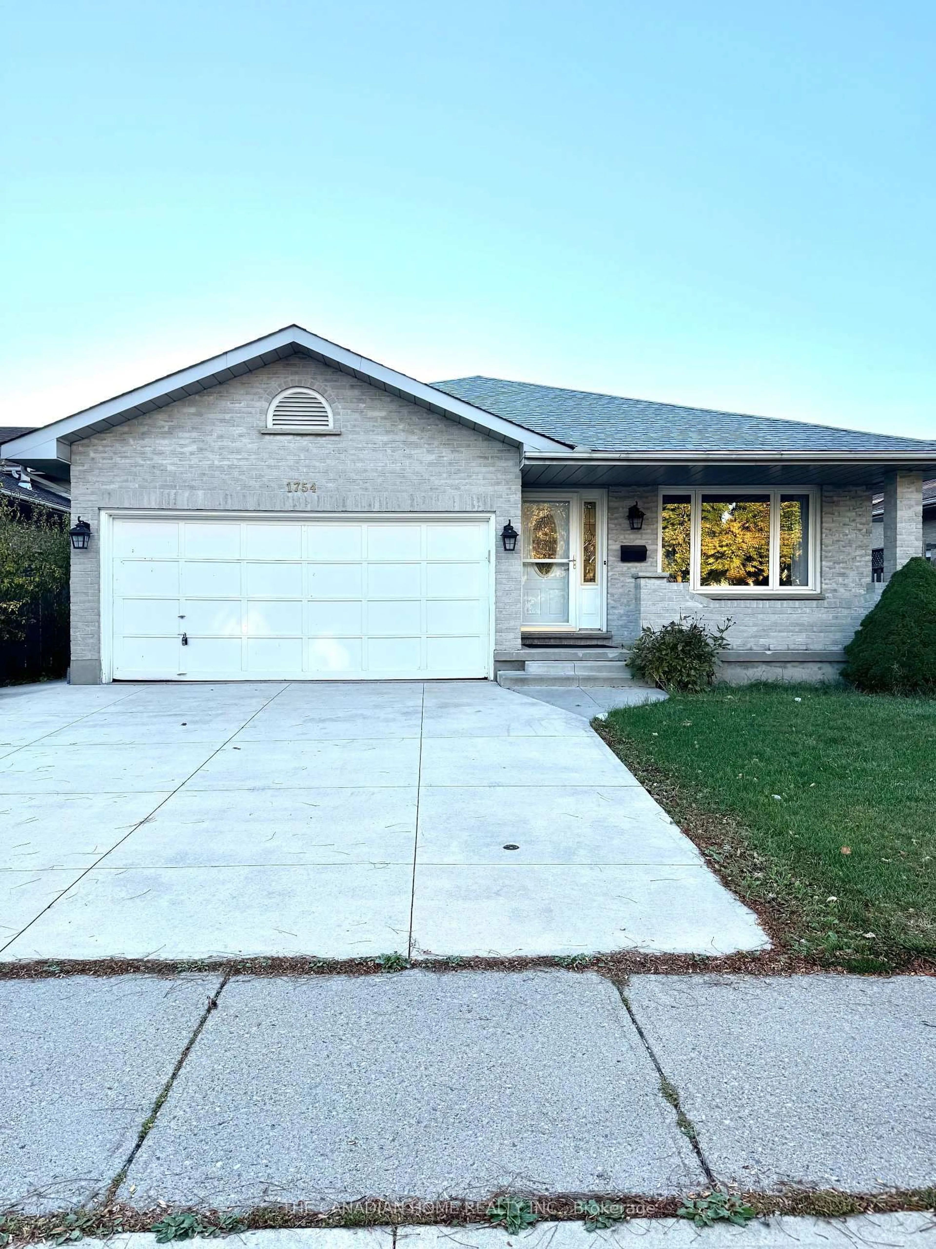 Home with vinyl exterior material, street for 1754 Jalna Blvd, London South Ontario N6E 3R1