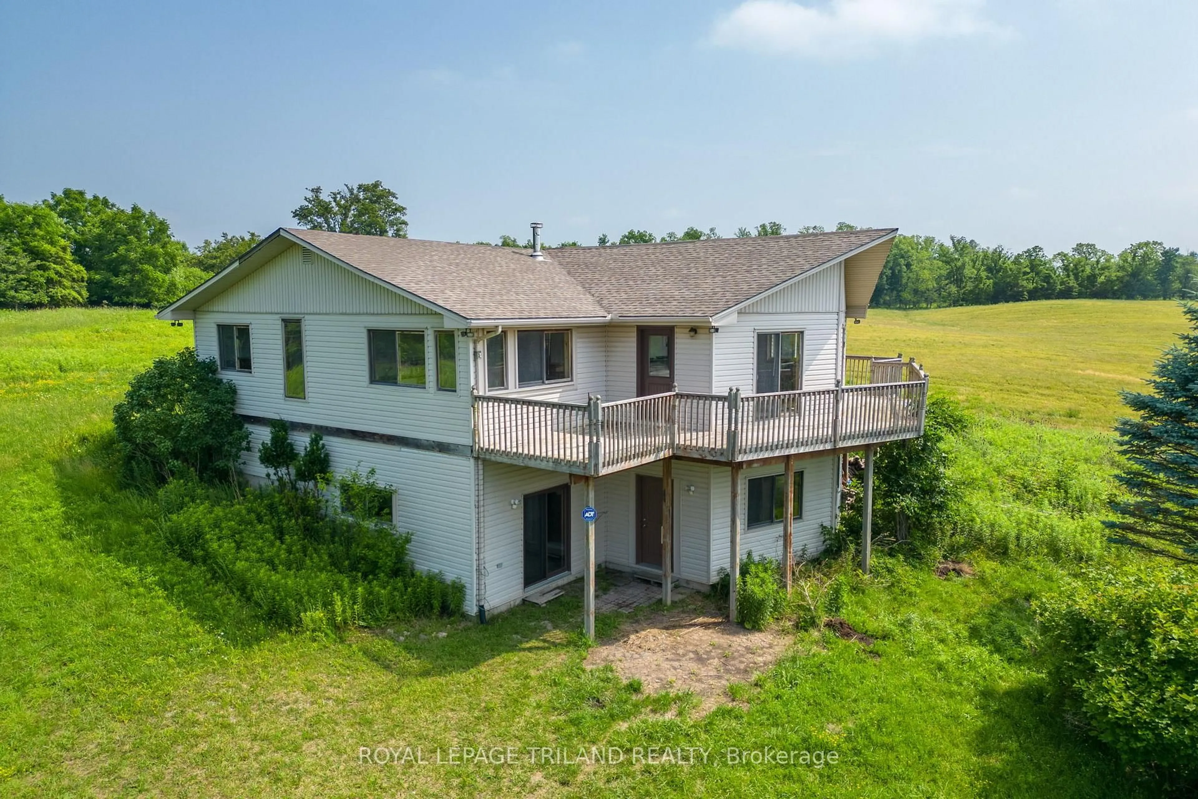 A pic from outside/outdoor area/front of a property/back of a property/a pic from drone, building for 25090 Dundonald Rd, Southwest Middlesex Ontario N0N 1A0