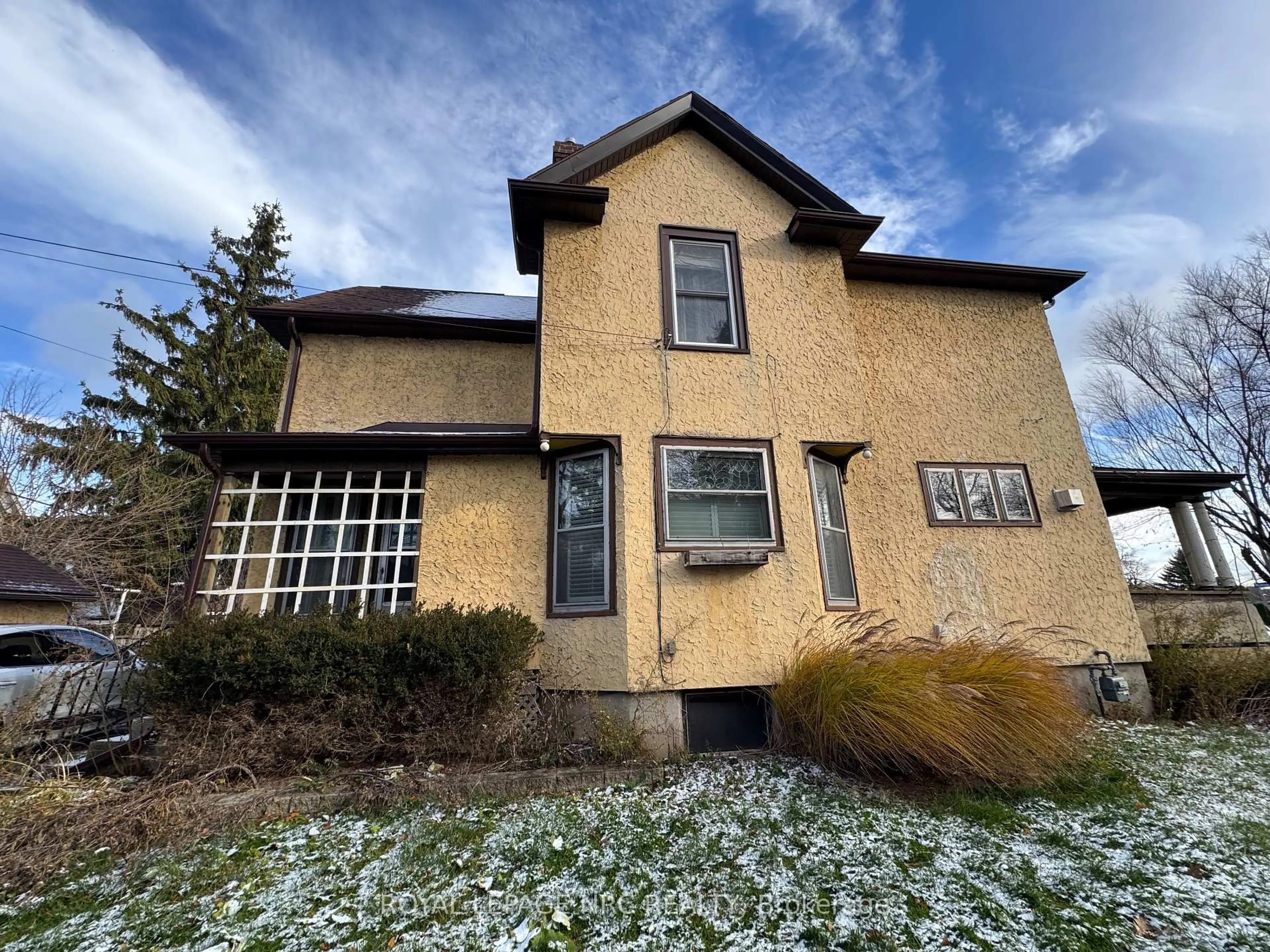 A pic from outside/outdoor area/front of a property/back of a property/a pic from drone, building for 4579 Eastwood Cres, Niagara Falls Ontario L2E 1B1