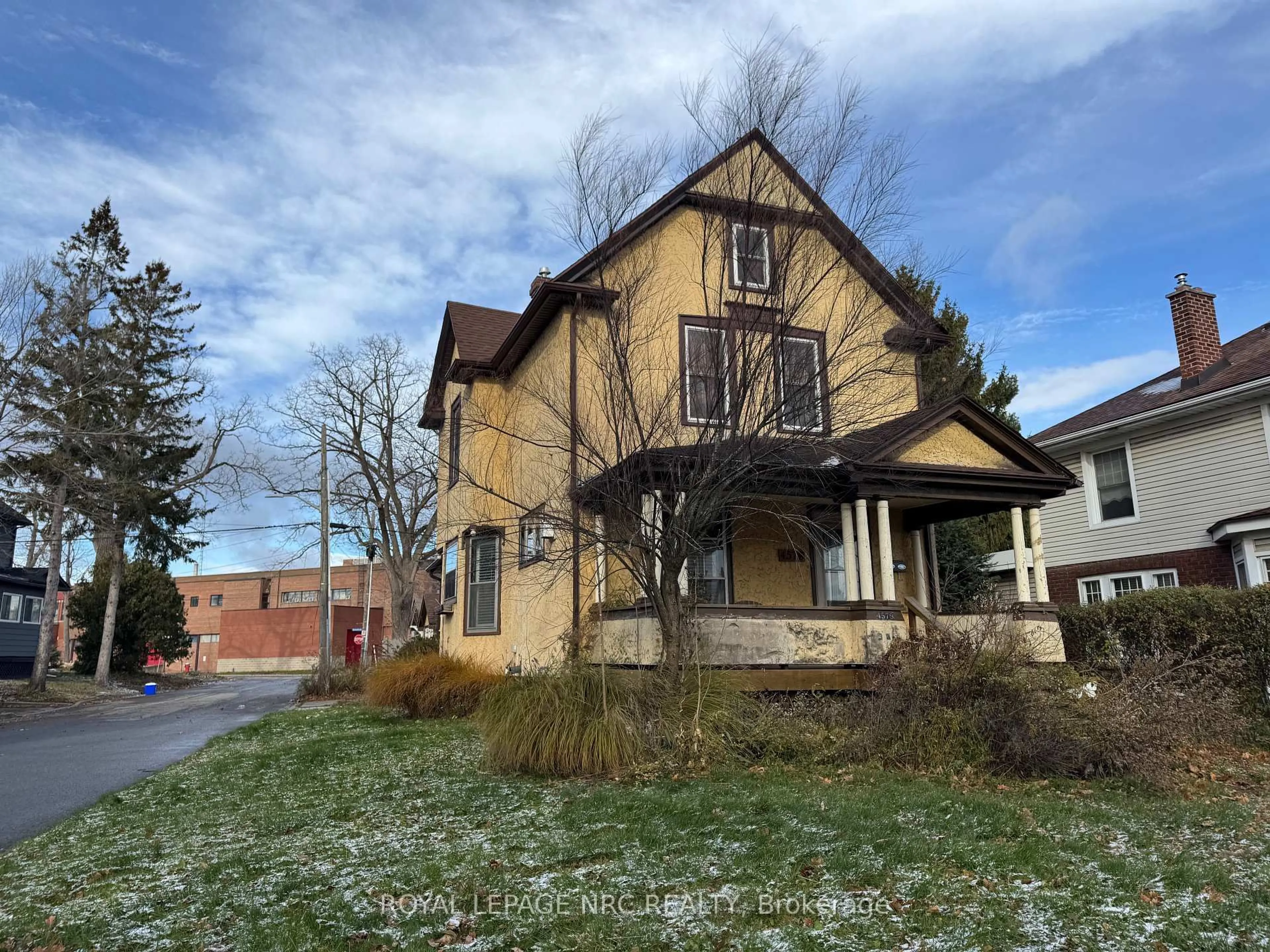 A pic from outside/outdoor area/front of a property/back of a property/a pic from drone, street for 4579 Eastwood Cres, Niagara Falls Ontario L2E 1B1