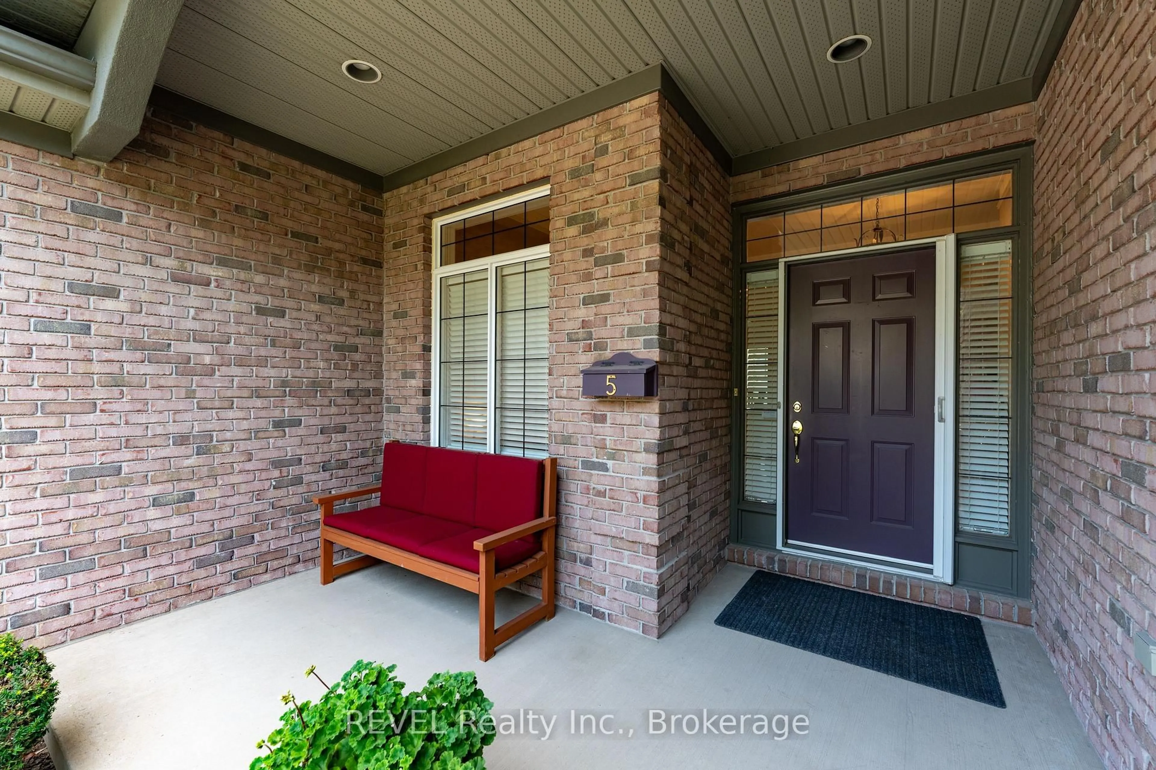 Indoor entryway for 5 Beechwood Cres, Pelham Ontario L0S 1E7