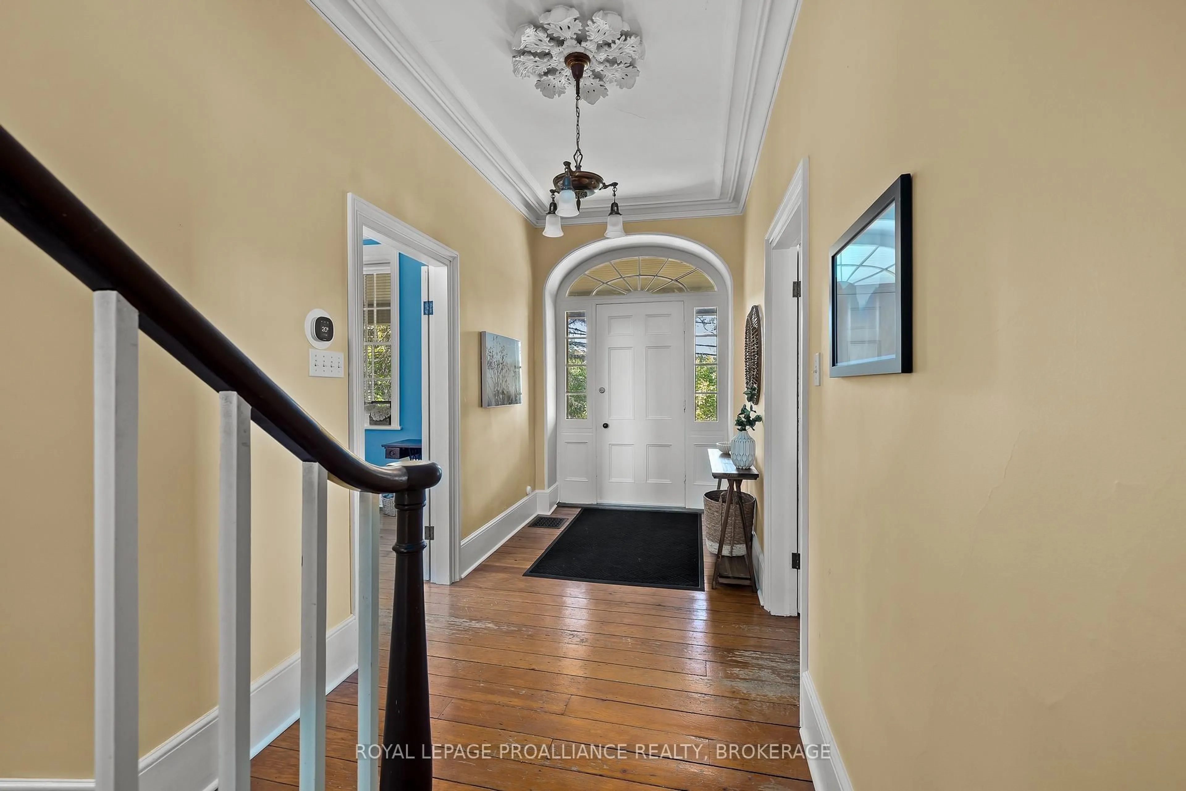 Indoor foyer for 1049 Highway 2, Kingston Ontario K7L 4V1